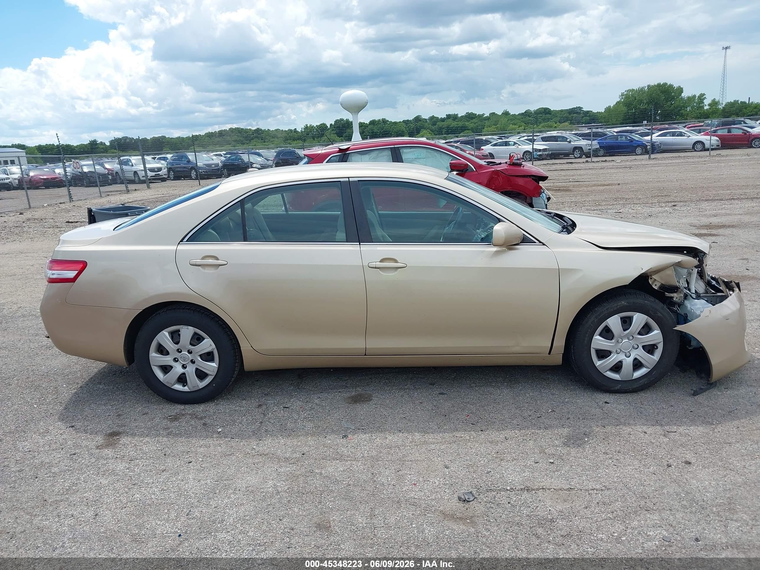 2011 Toyota Camry Le Gold vin: 4T1BF3EK4BU745022