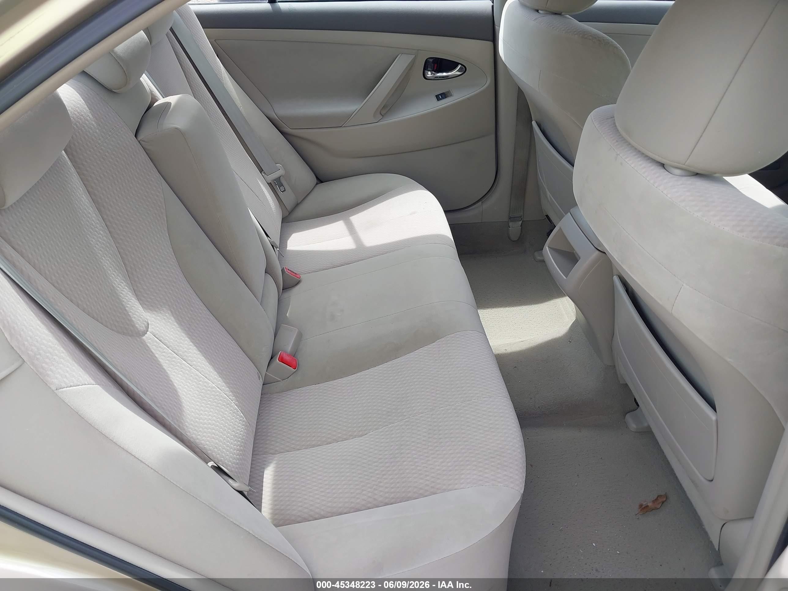 2011 Toyota Camry Le Gold vin: 4T1BF3EK4BU745022