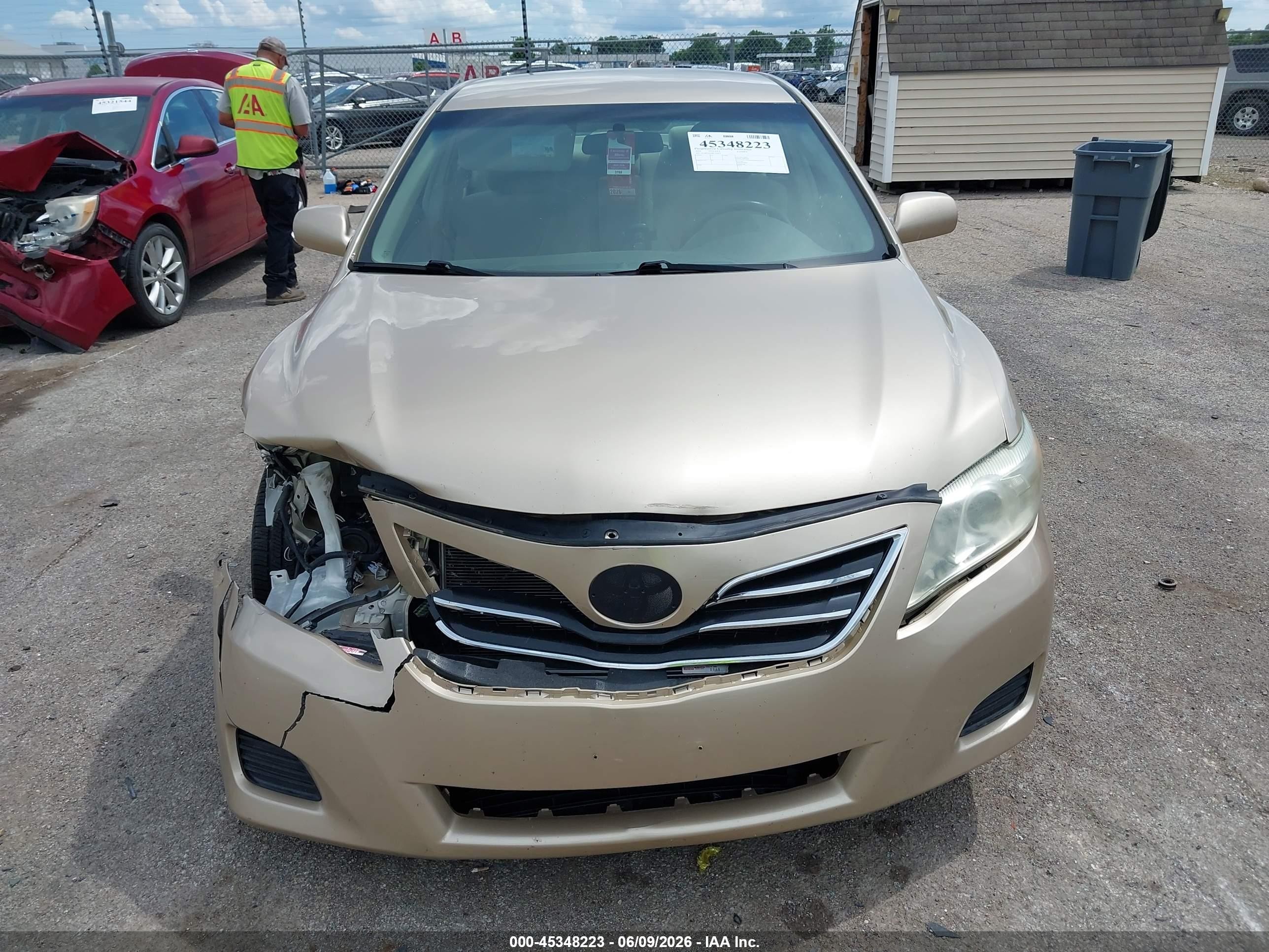 2011 Toyota Camry Le Gold vin: 4T1BF3EK4BU745022