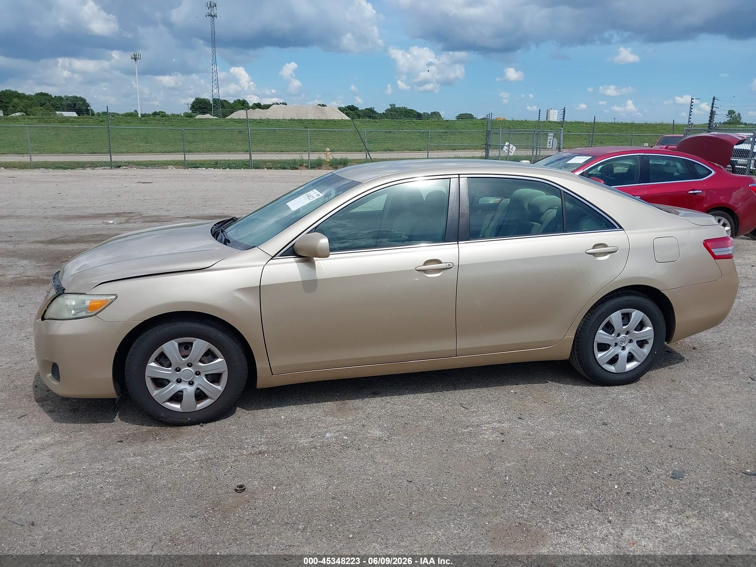 2011 Toyota Camry Le Gold vin: 4T1BF3EK4BU745022