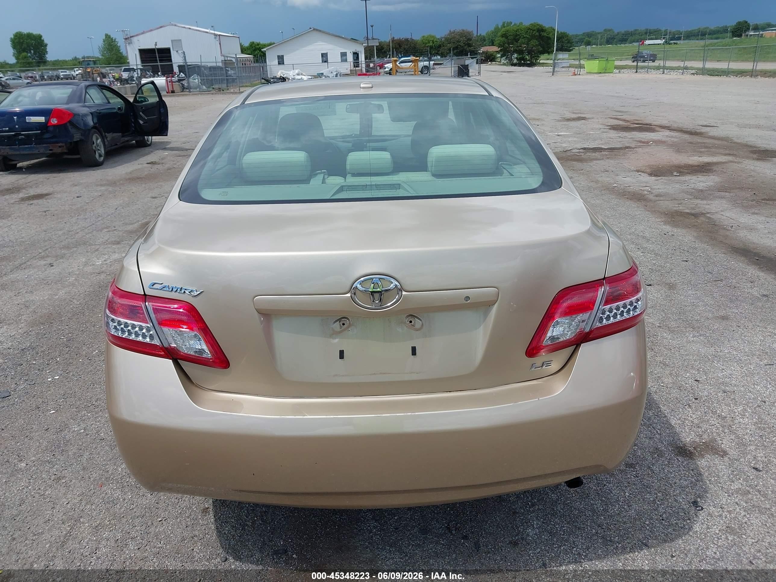 2011 Toyota Camry Le Gold vin: 4T1BF3EK4BU745022
