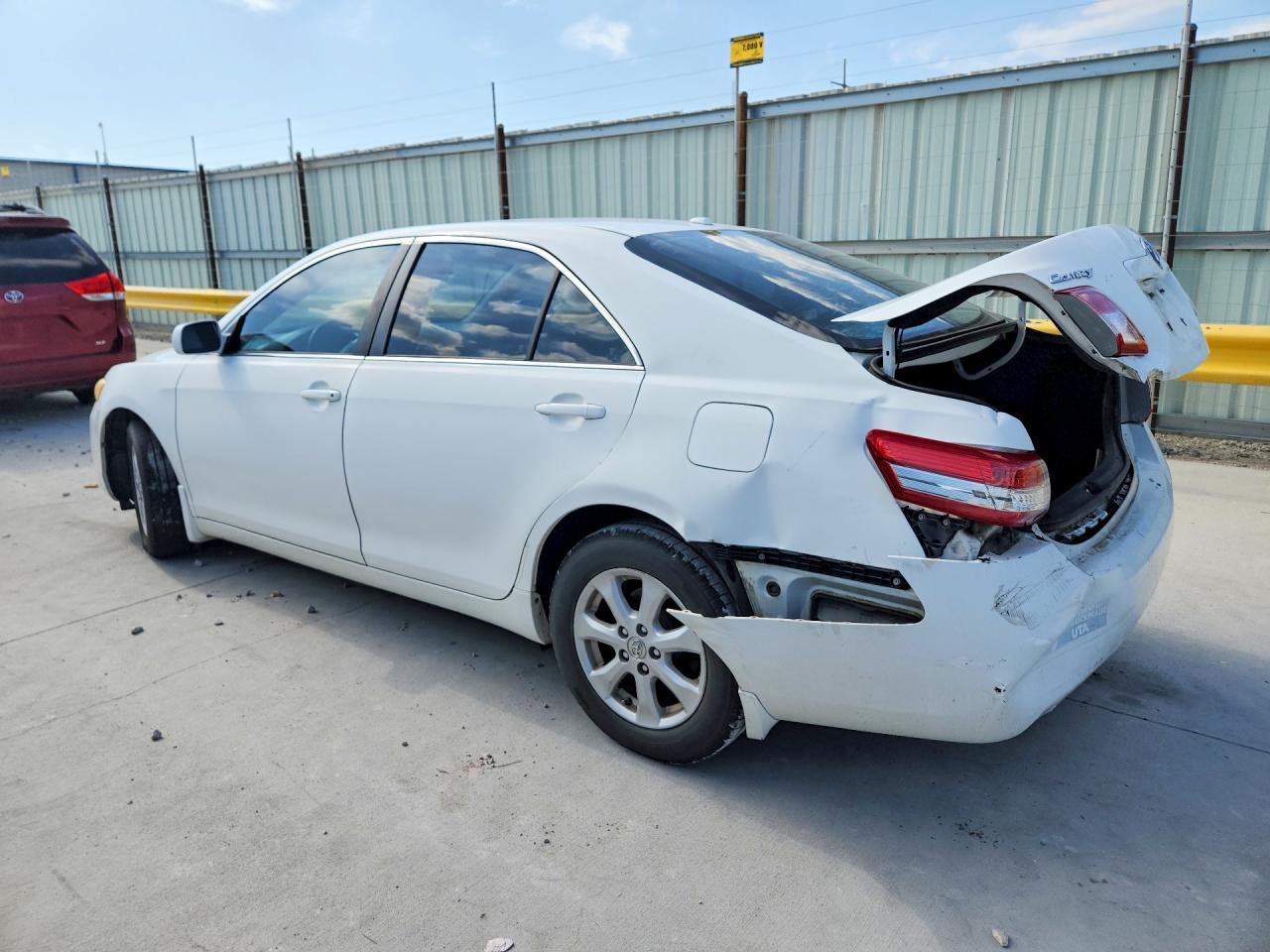 2011 Toyota Camry Le White vin: 4T1BF3EK4BU762967