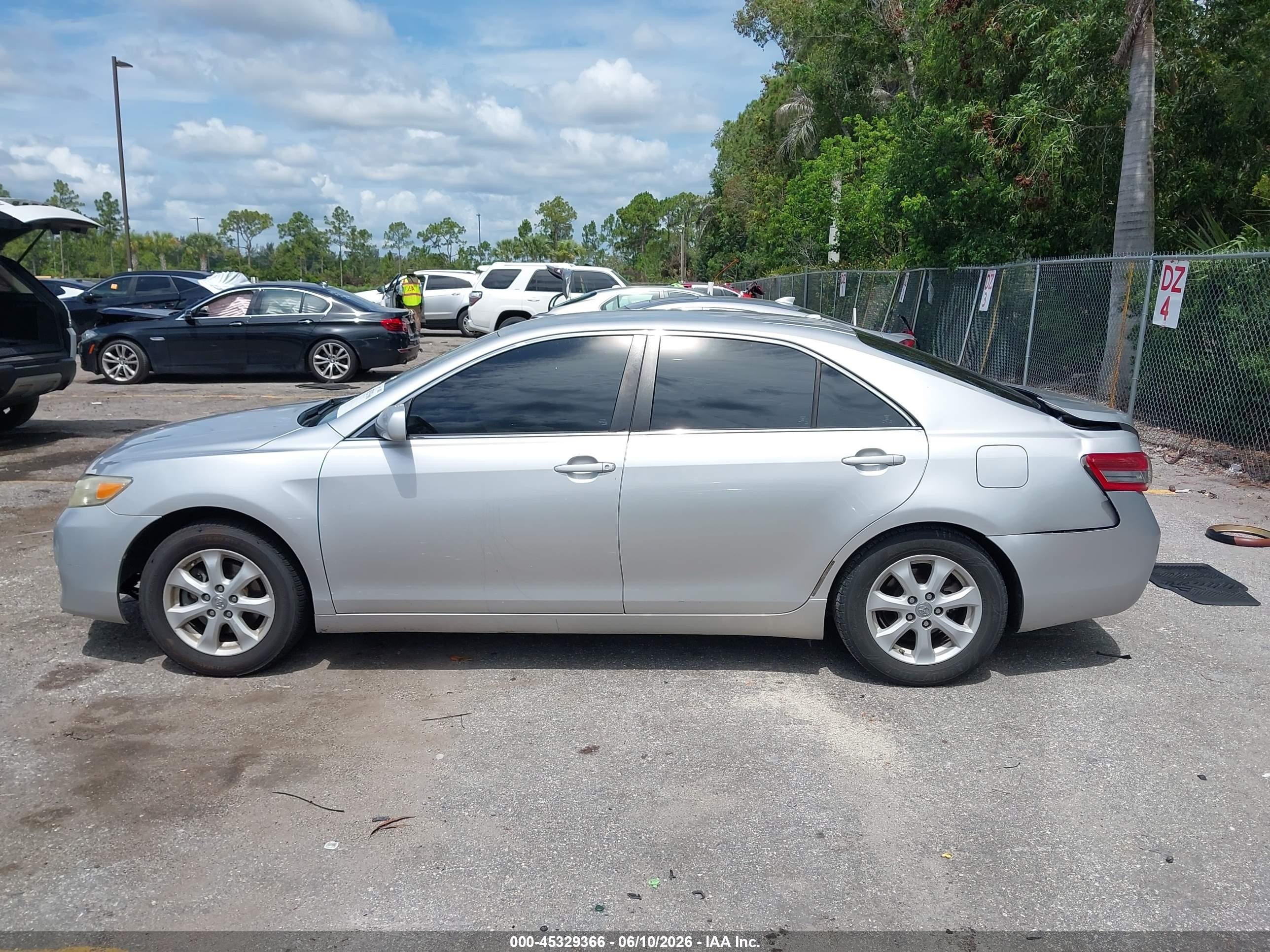 2011 Toyota Camry Le Серебряный vin: 4T1BF3EK4BU763312