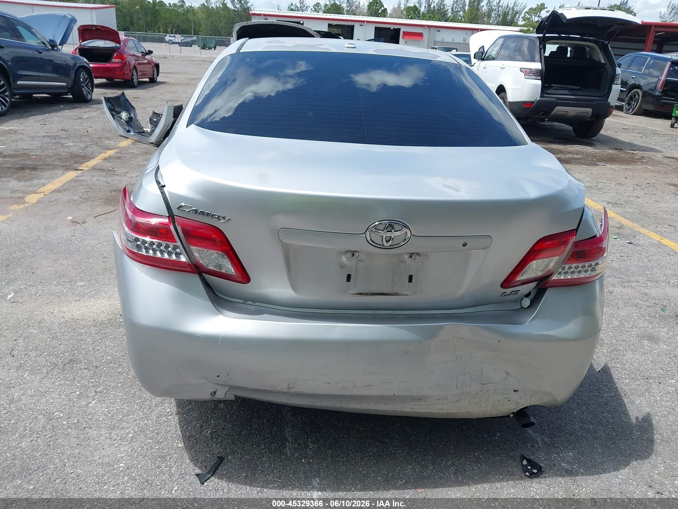 2011 Toyota Camry Le Серебряный vin: 4T1BF3EK4BU763312