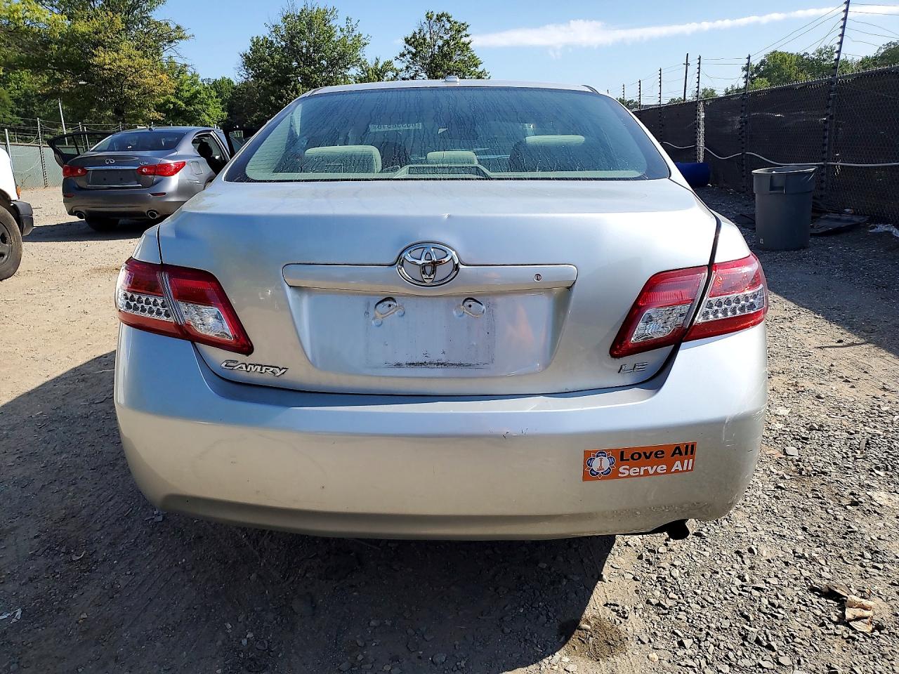 2011 Toyota Camry Le Silver vin: 4T1BF3EK4BU763763