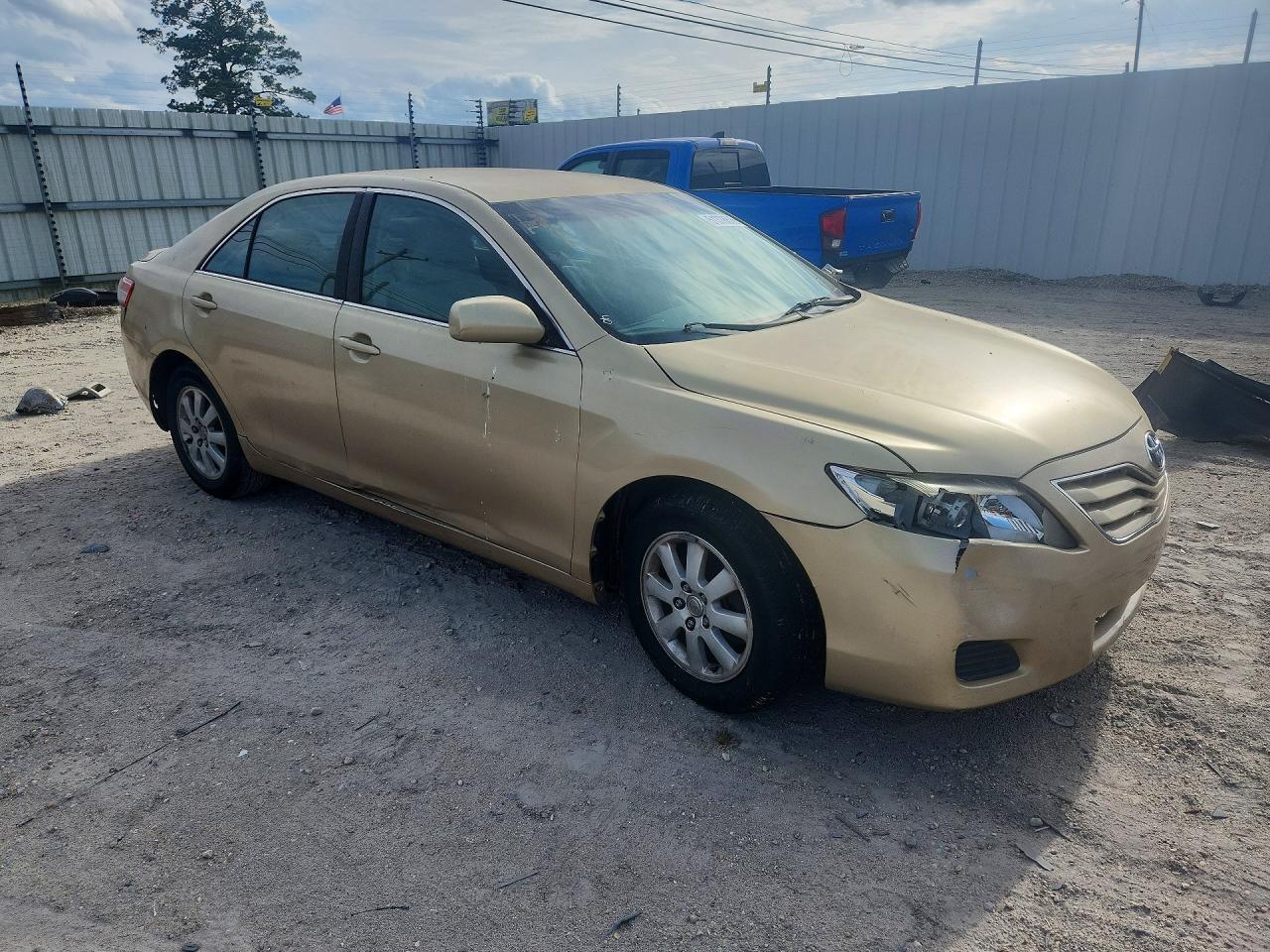 2011 Toyota Camry Le Gold vin: 4T1BF3EK4BU769126