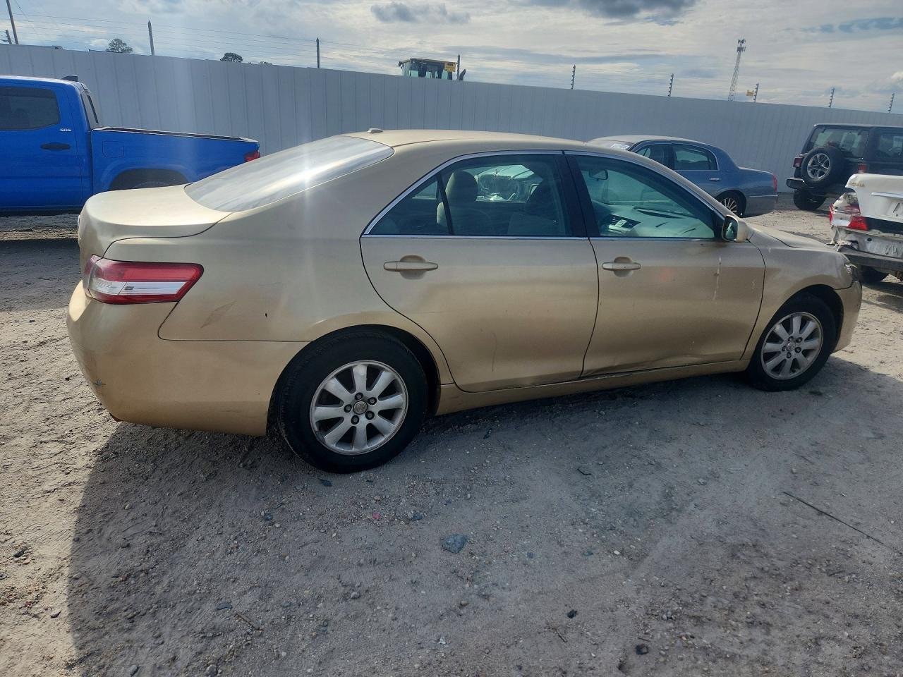 2011 Toyota Camry Le Gold vin: 4T1BF3EK4BU769126