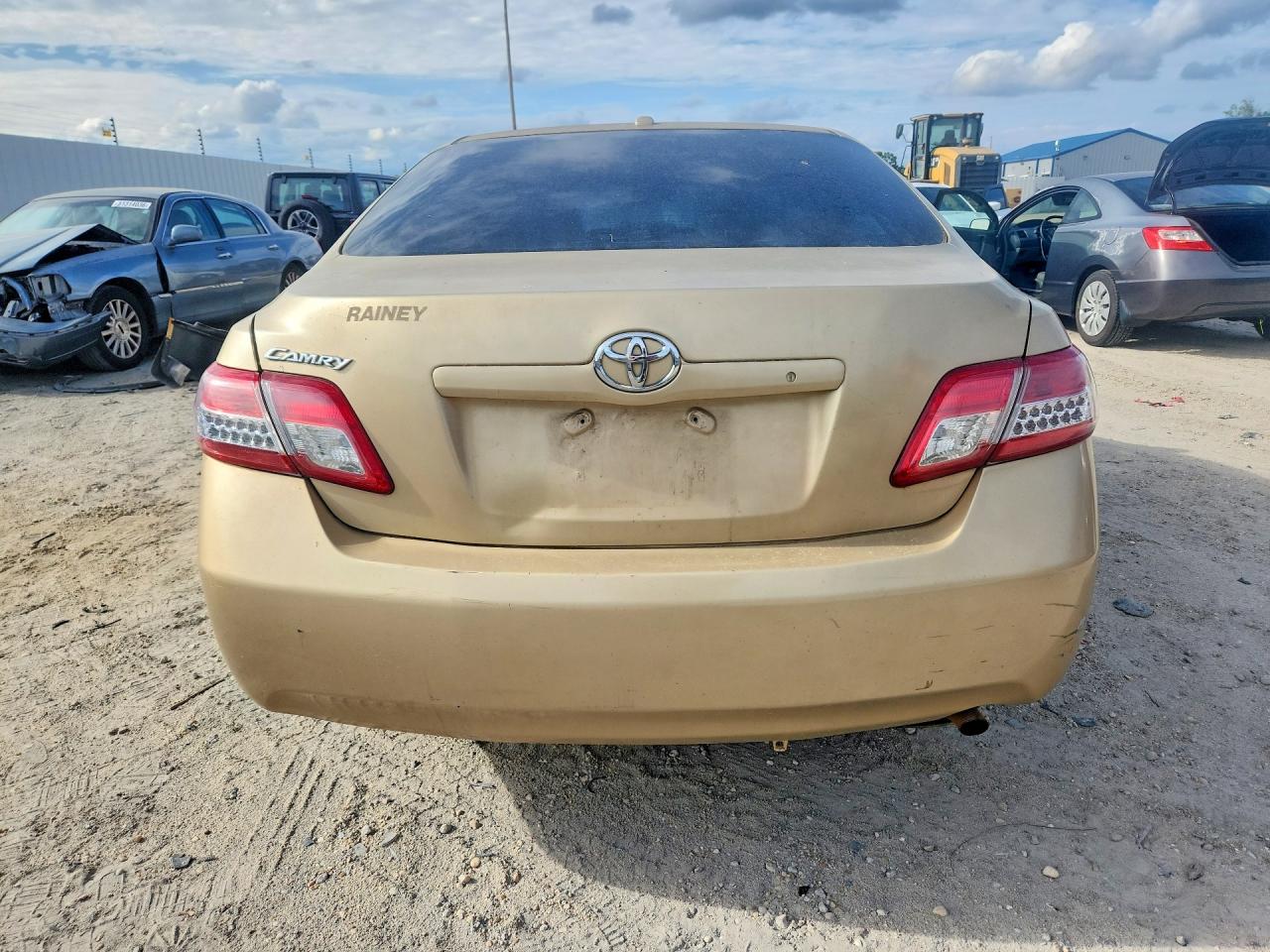 2011 Toyota Camry Le Gold vin: 4T1BF3EK4BU769126