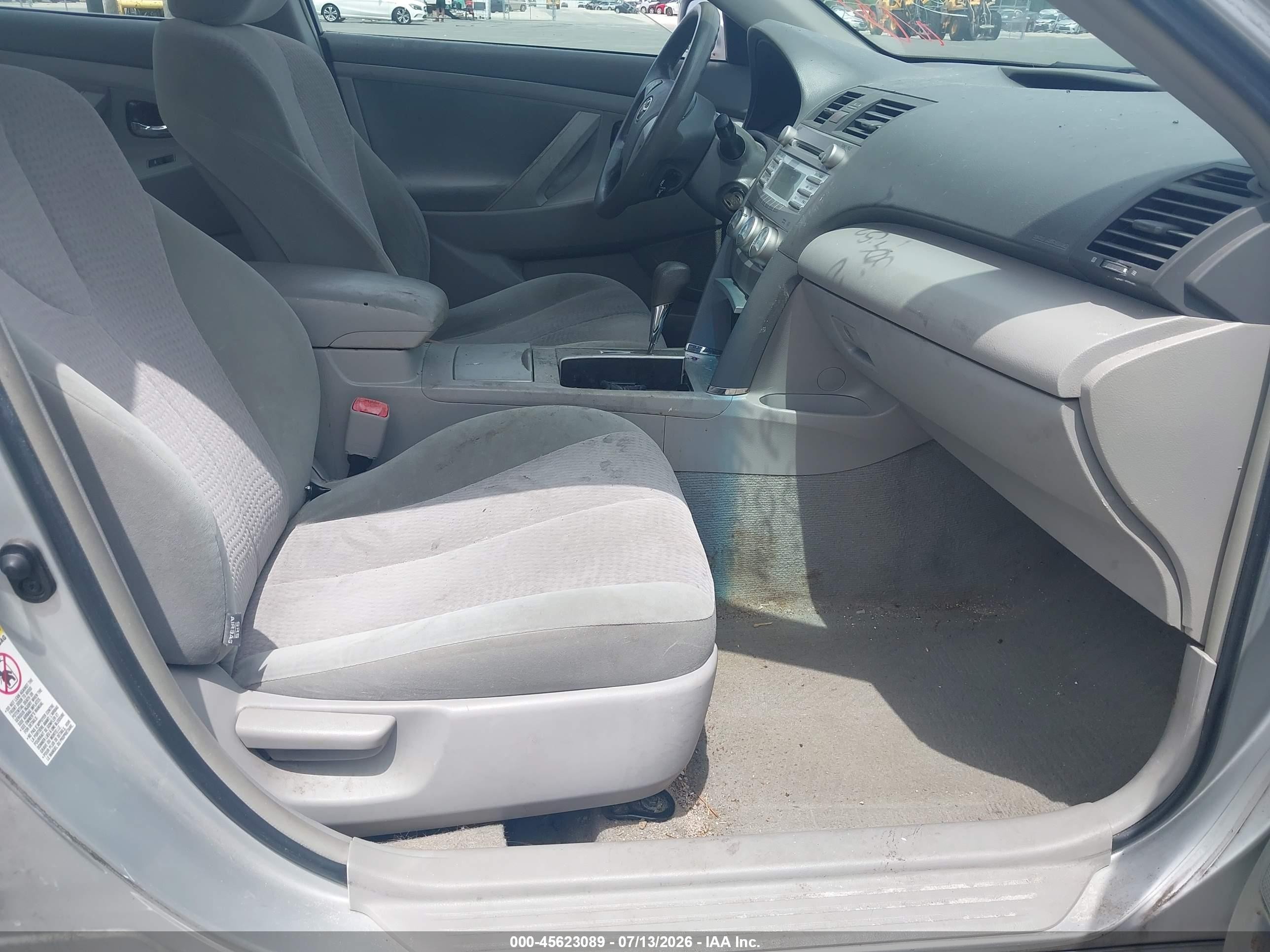 2011 Toyota Camry Le Silver vin: 4T1BF3EK4BU776187