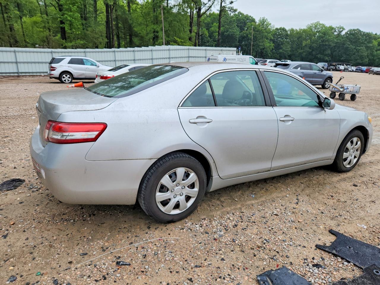 2010 Toyota Camry Le Silver vin: 4T1BF3EK5AU061143