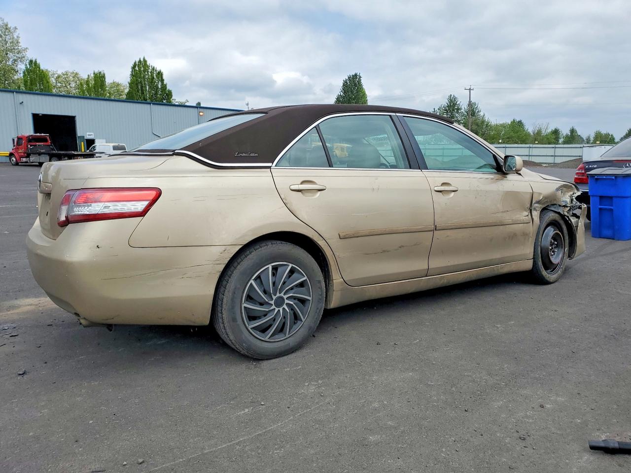 2010 Toyota Camry Le Gold vin: 4T1BF3EK5AU082154
