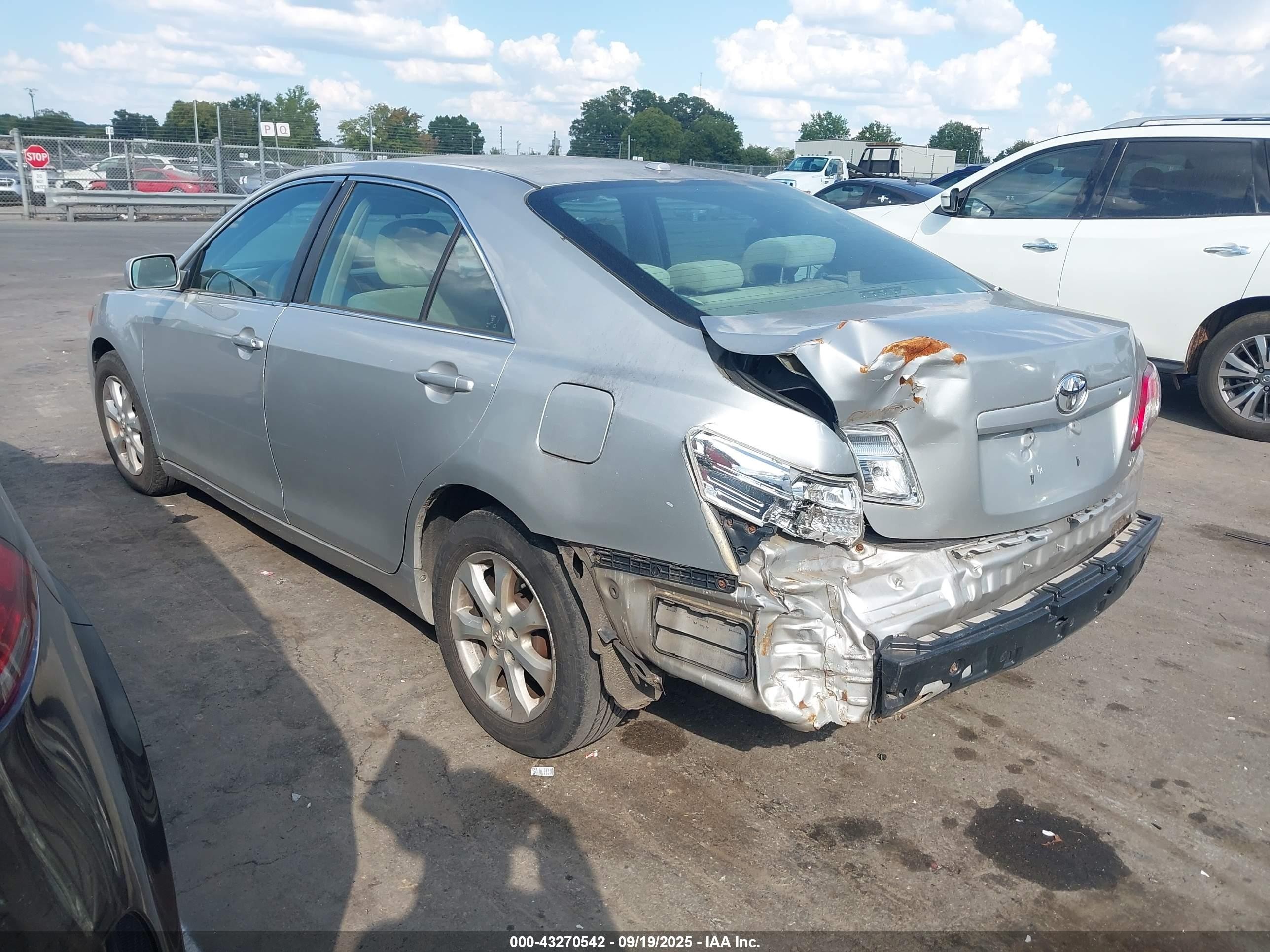 2010 Toyota Camry Le Silver vin: 4T1BF3EK5AU101415