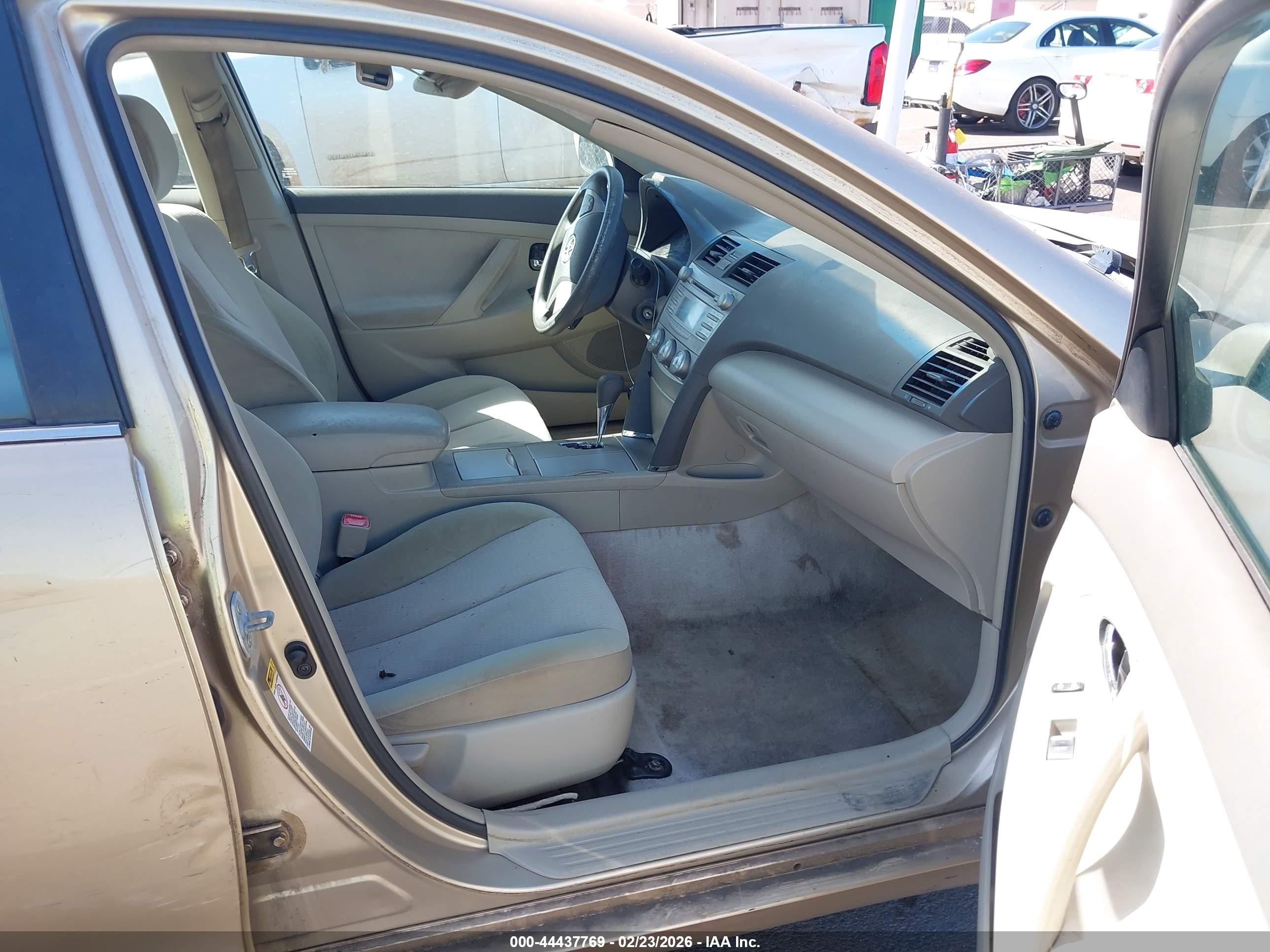 2010 Toyota Camry Le Brown vin: 4T1BF3EK5AU102192