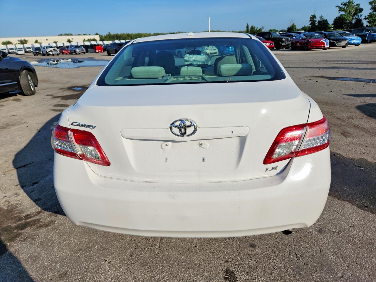 2010 Toyota Camry Le White vin: 4T1BF3EK5AU529906