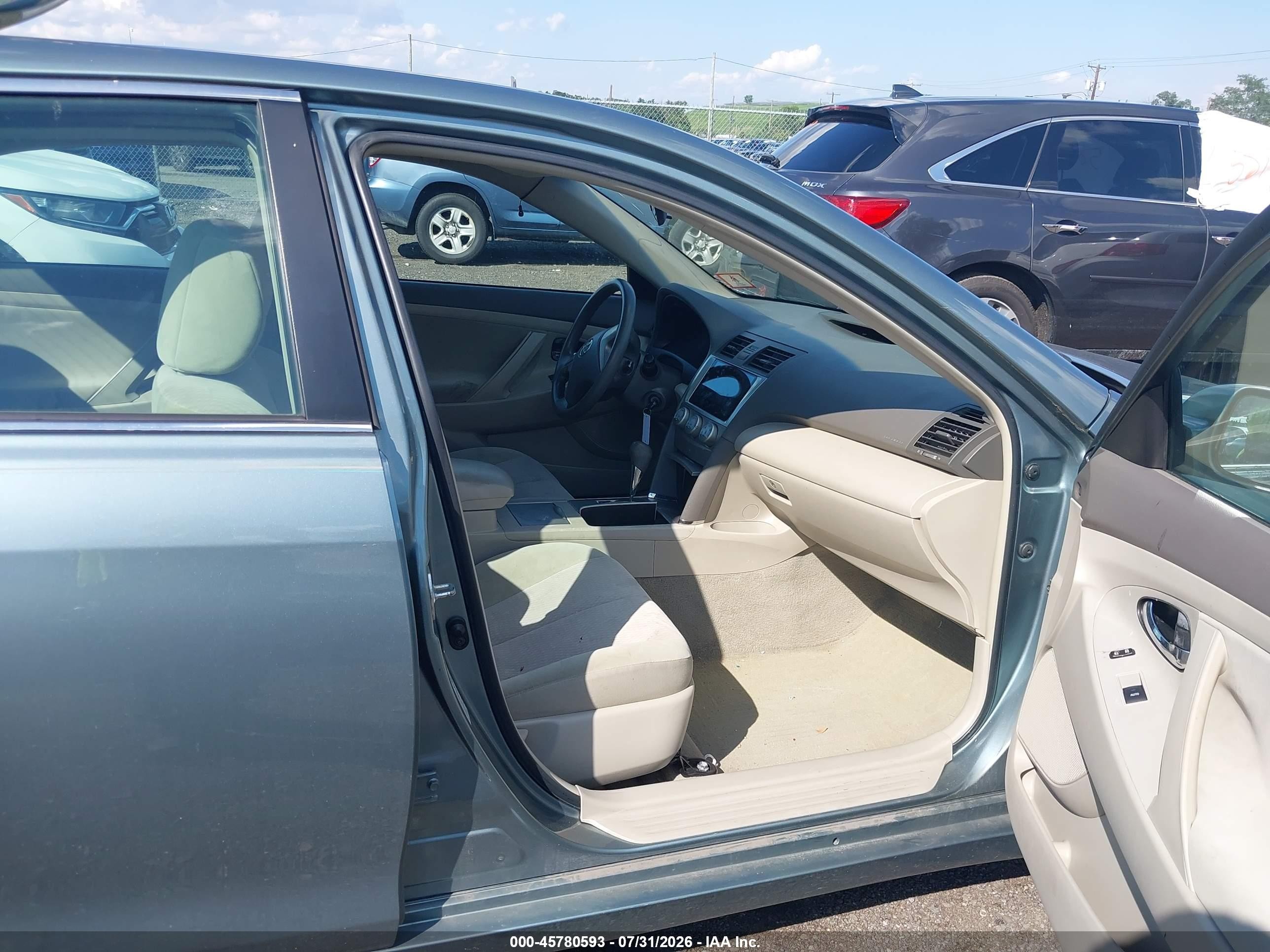 2010 Toyota Camry Le Green vin: 4T1BF3EK5AU545944