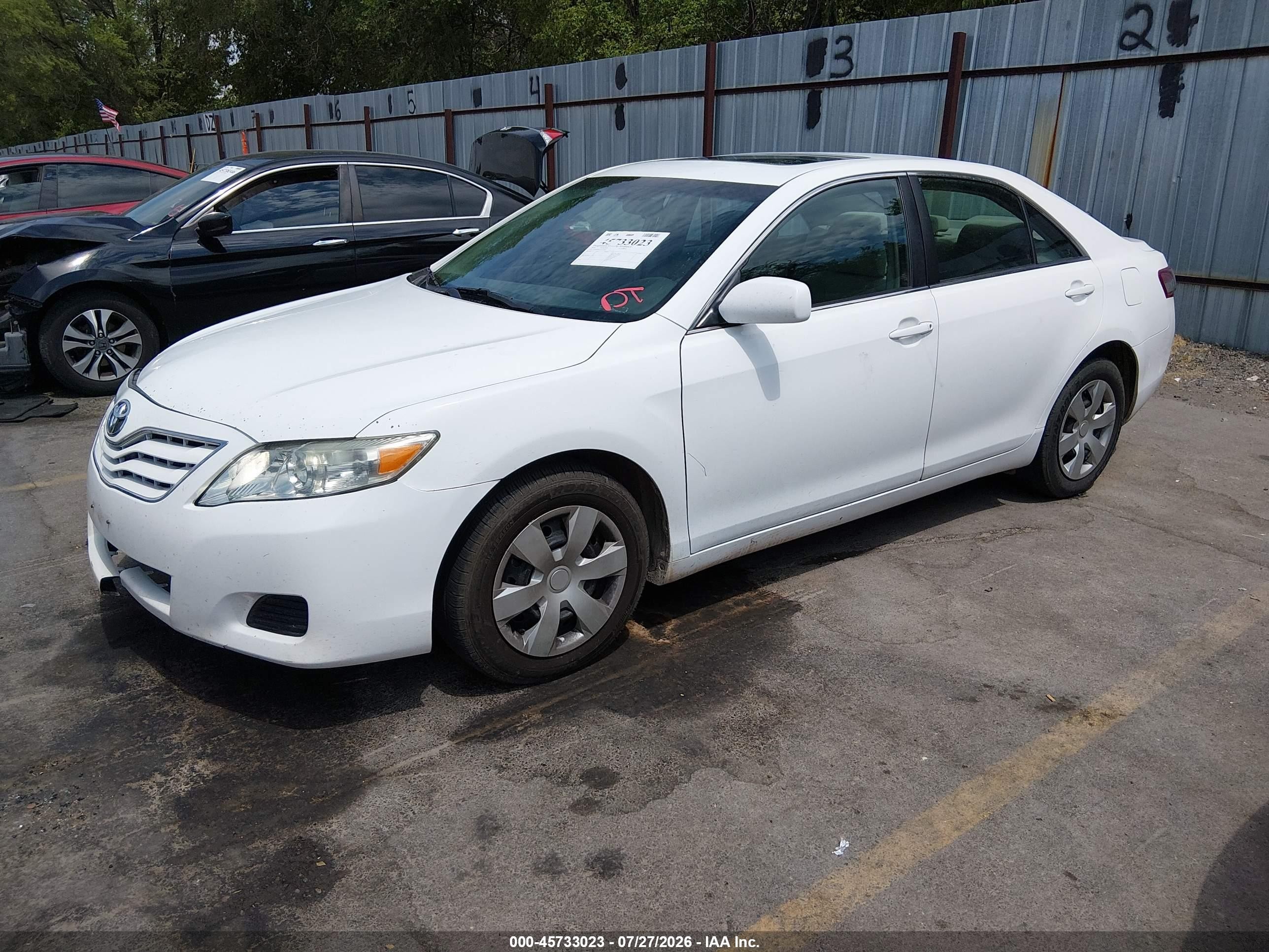 2010 Toyota Camry Le White vin: 4T1BF3EK5AU557947