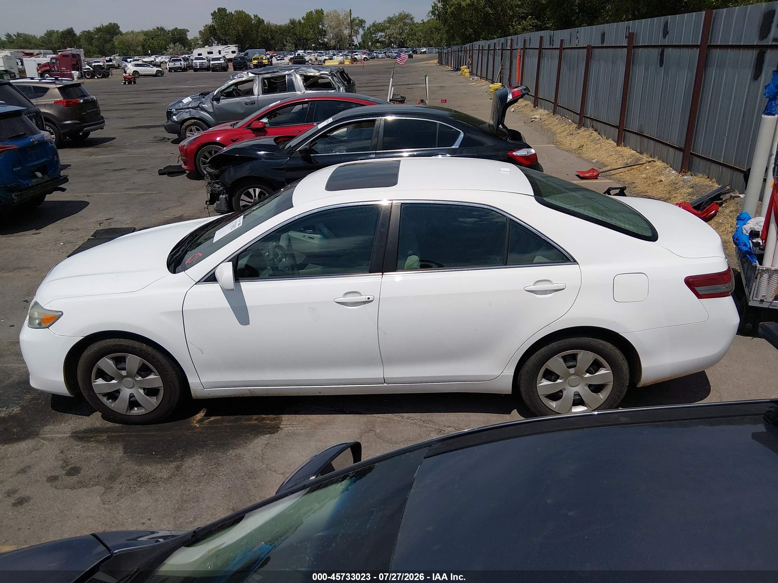 2010 Toyota Camry Le White vin: 4T1BF3EK5AU557947