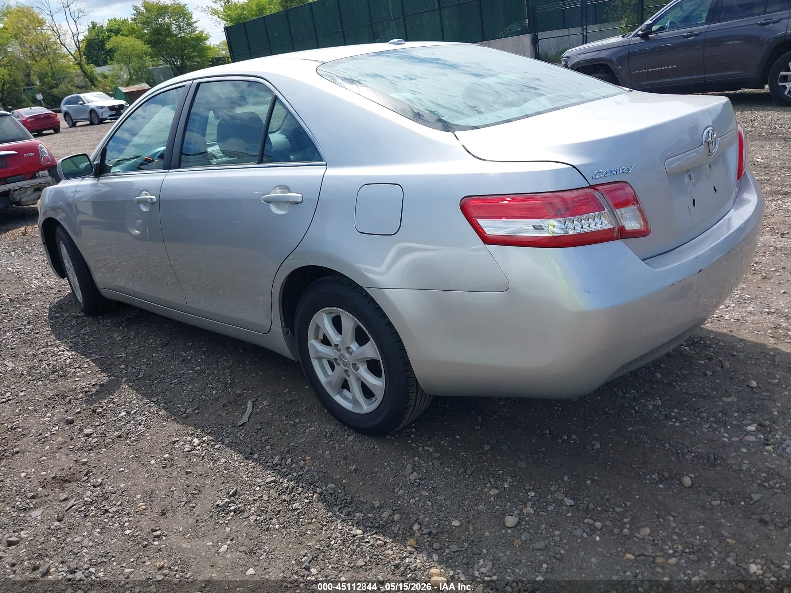 2011 Toyota Camry Le Silver vin: 4T1BF3EK5BU119771