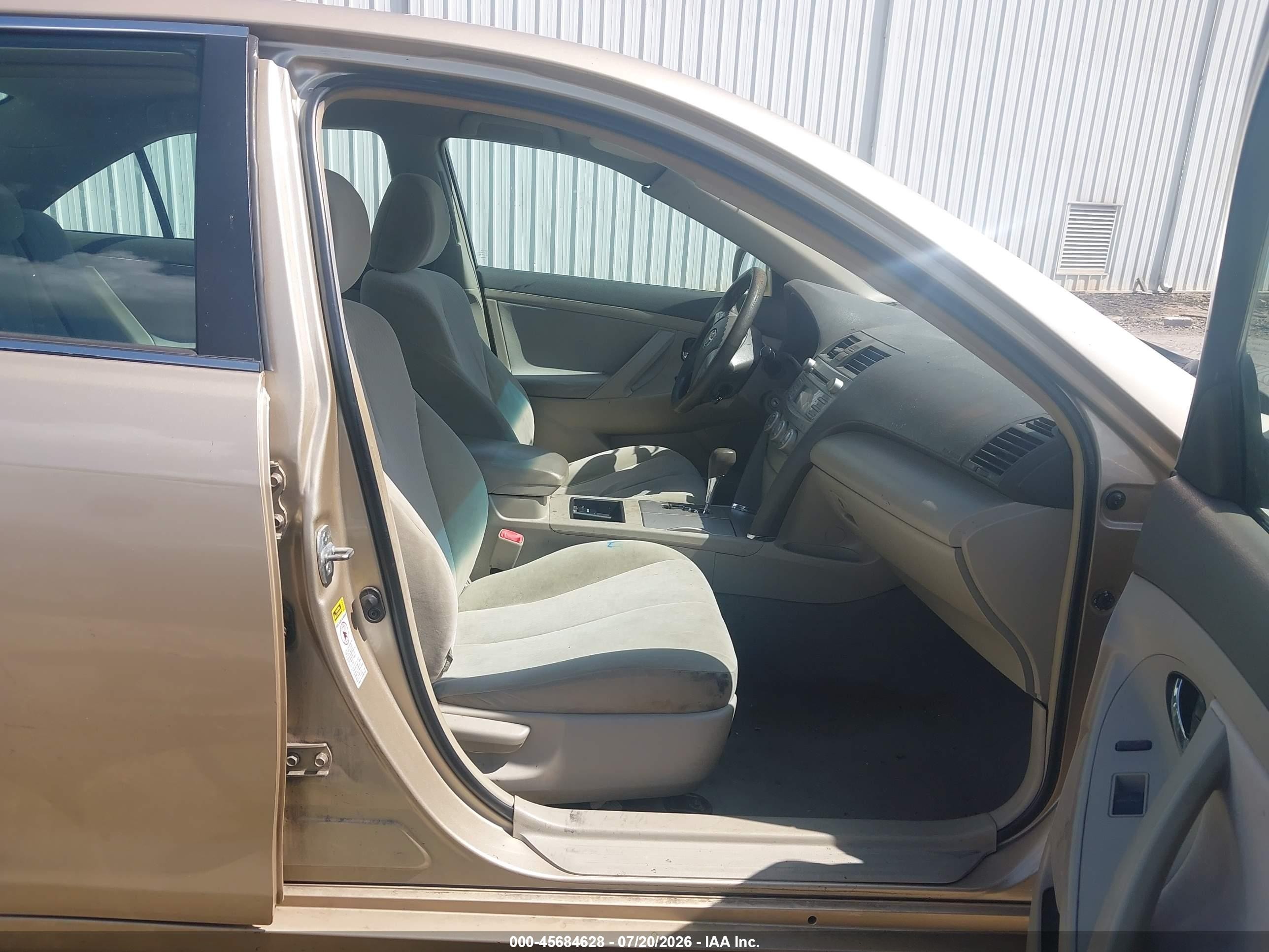 2011 Toyota Camry Le Gold vin: 4T1BF3EK5BU129894
