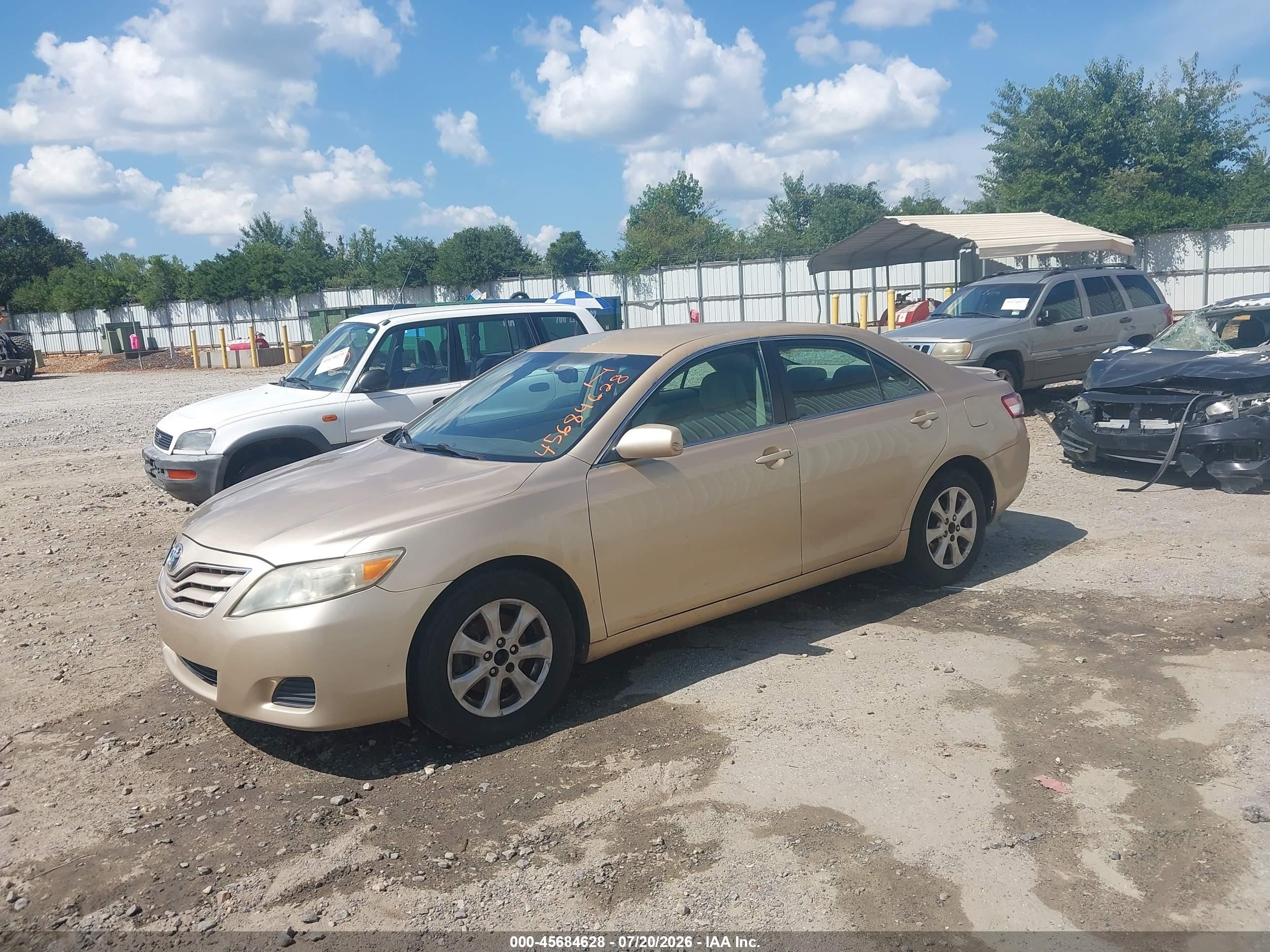 2011 Toyota Camry Le Gold vin: 4T1BF3EK5BU129894