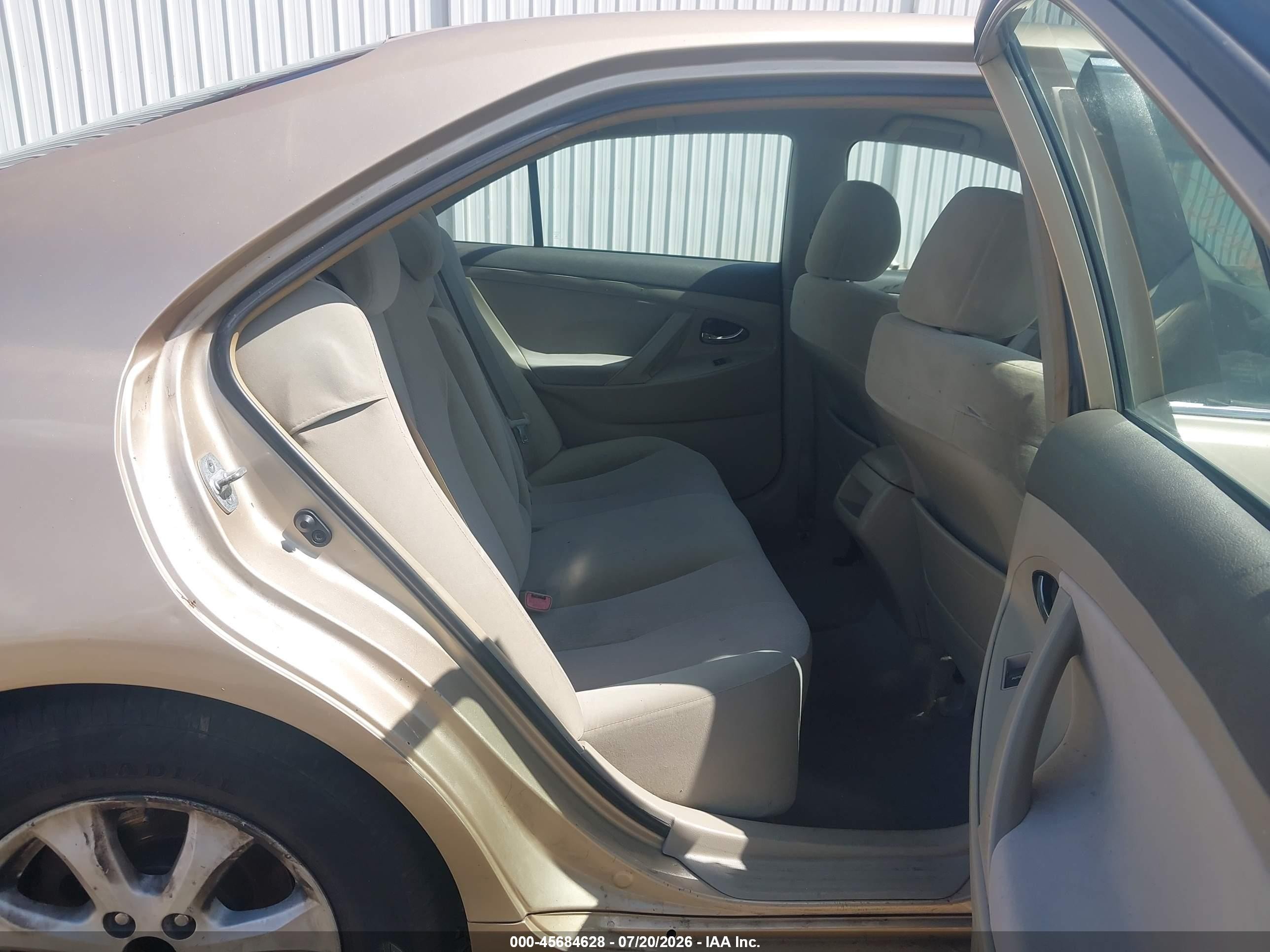 2011 Toyota Camry Le Gold vin: 4T1BF3EK5BU129894