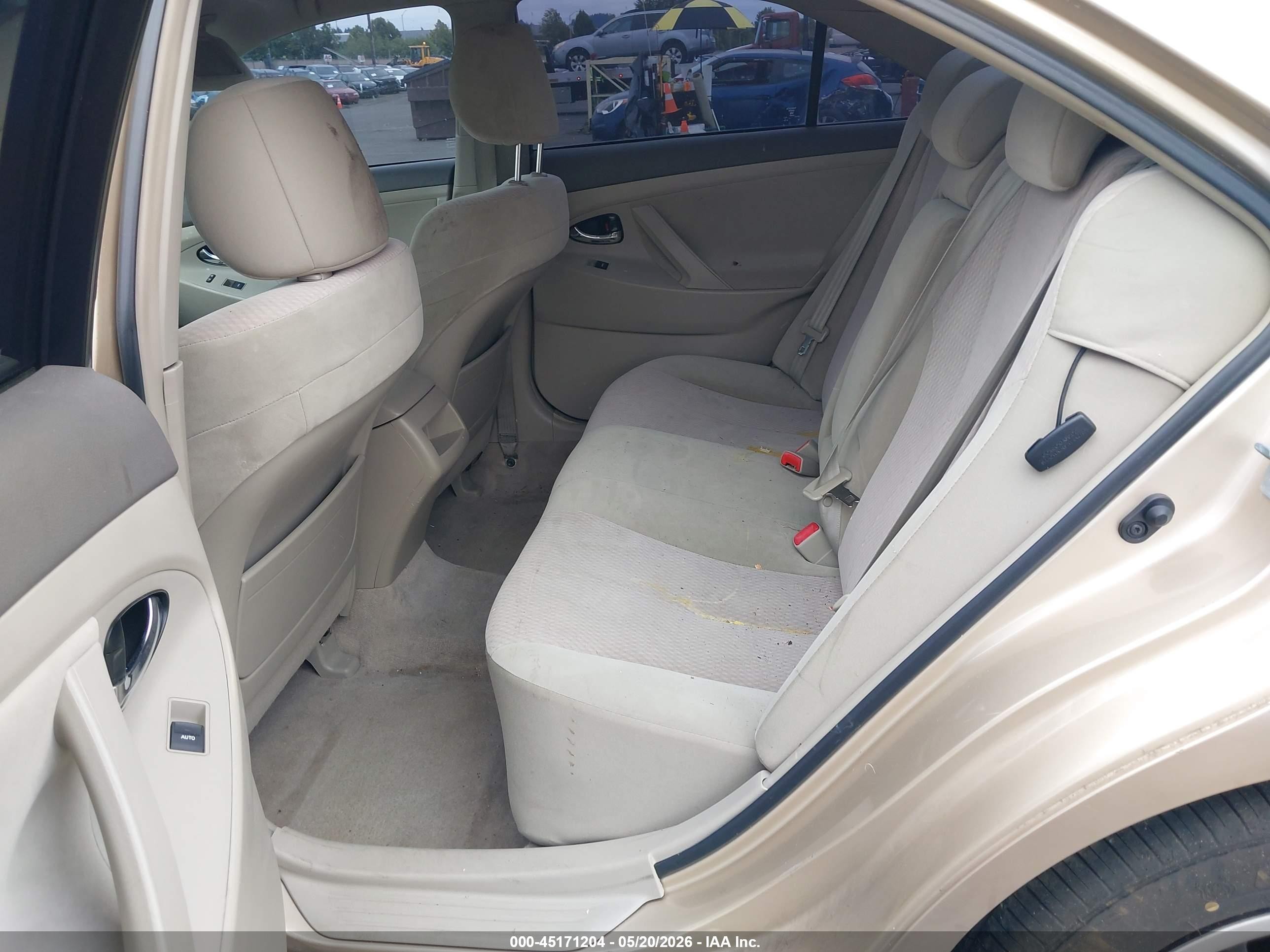 2011 Toyota Camry Le Gold vin: 4T1BF3EK5BU197483