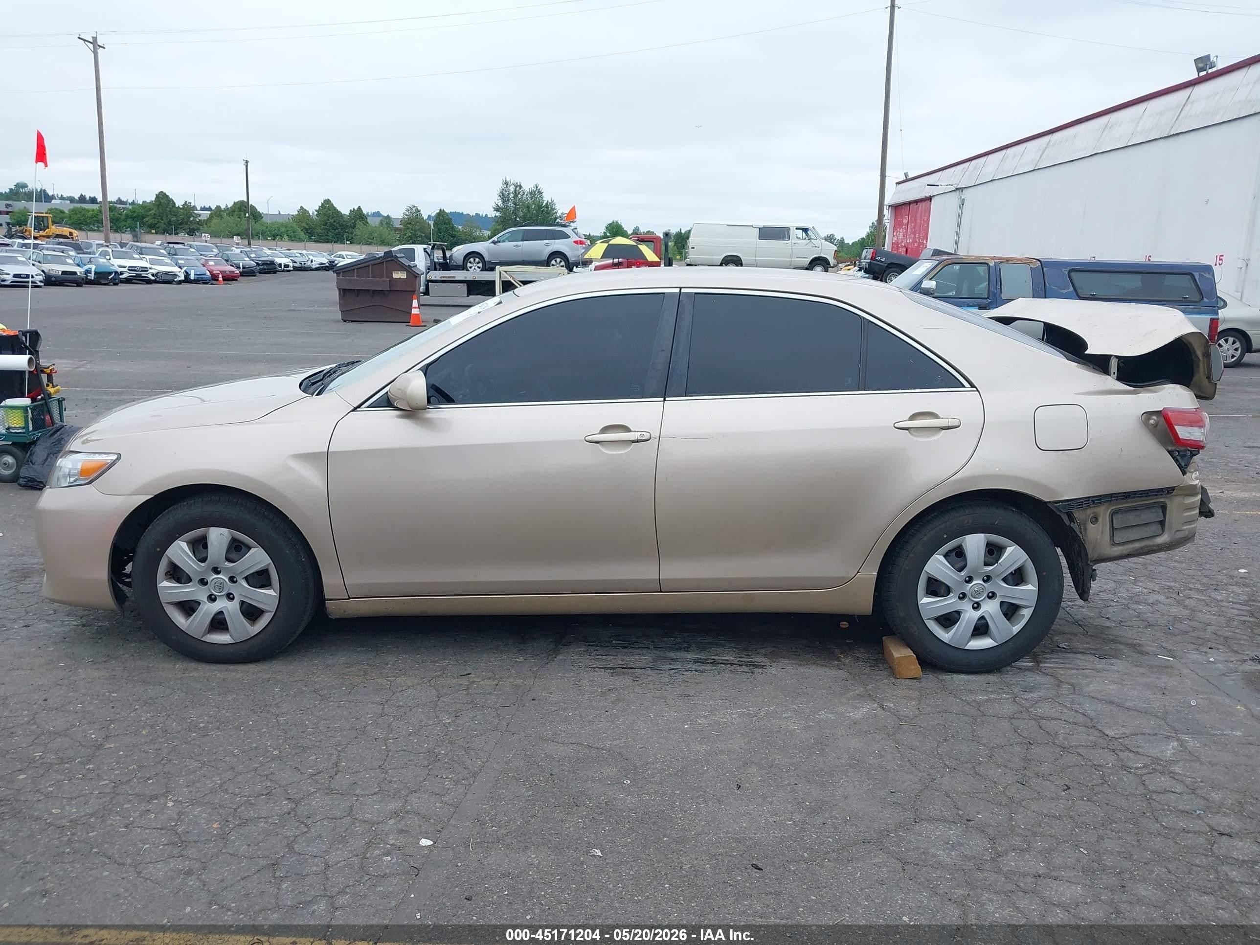 2011 Toyota Camry Le Gold vin: 4T1BF3EK5BU197483