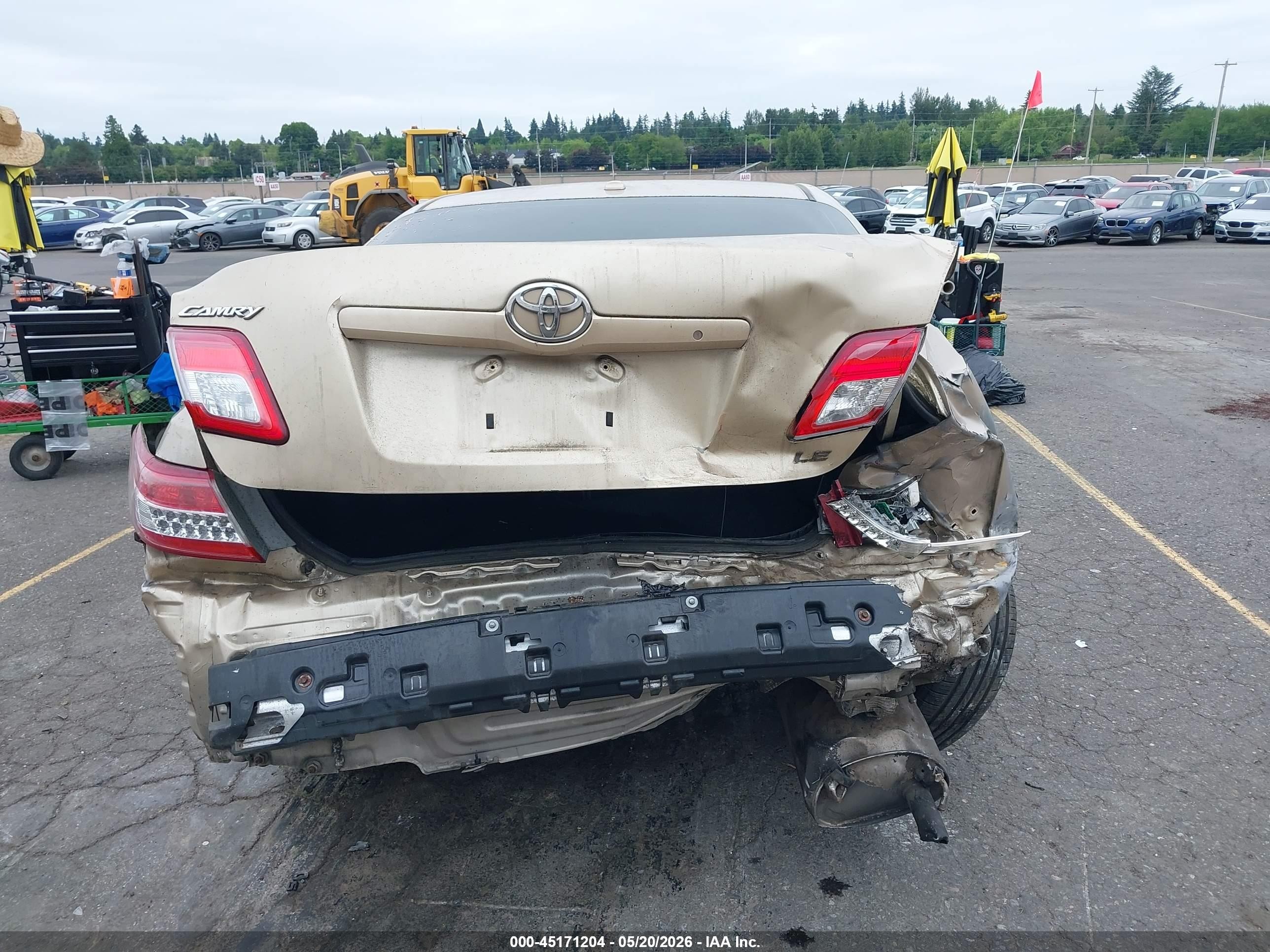 2011 Toyota Camry Le Gold vin: 4T1BF3EK5BU197483