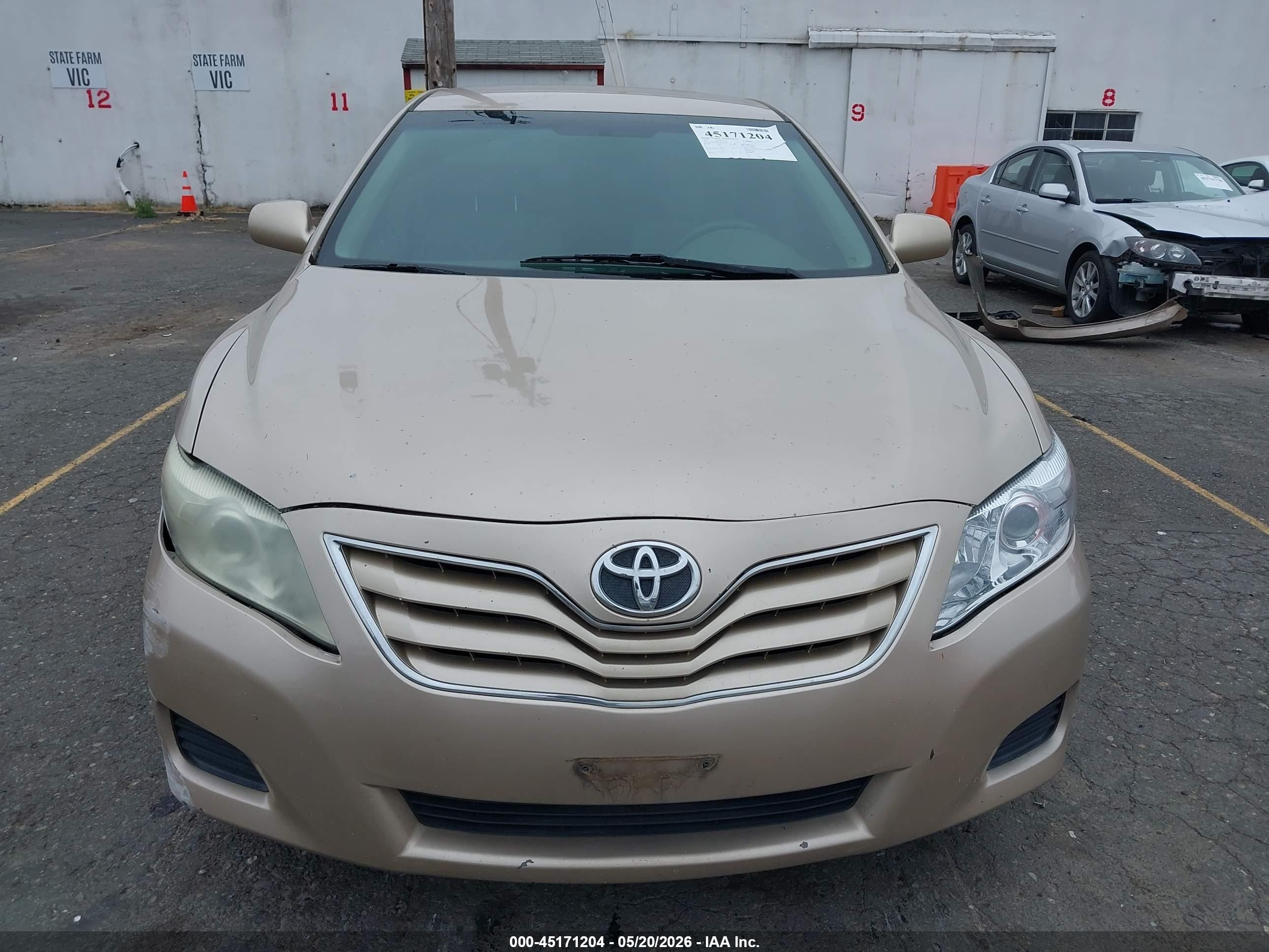 2011 Toyota Camry Le Gold vin: 4T1BF3EK5BU197483