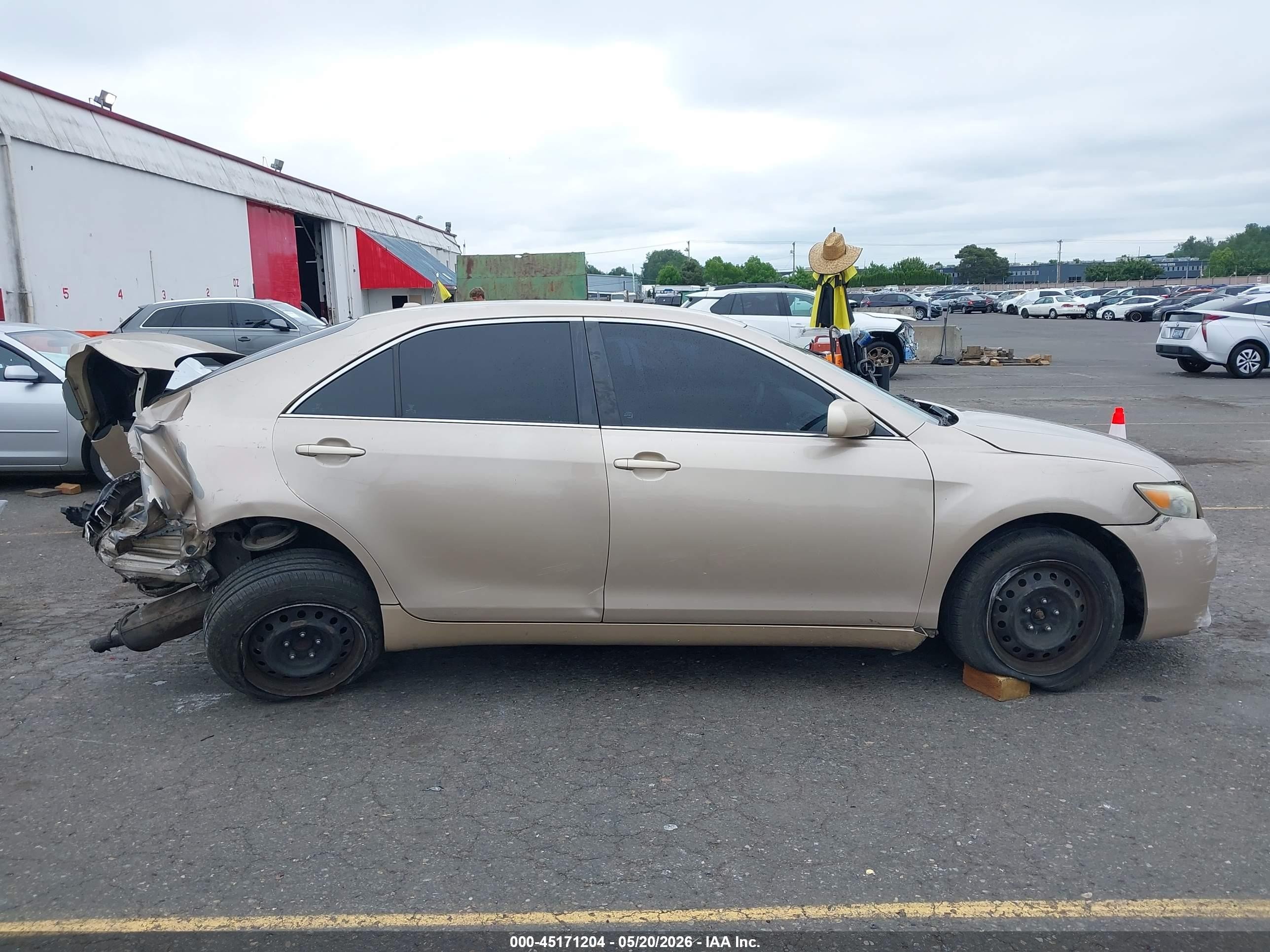 2011 Toyota Camry Le Gold vin: 4T1BF3EK5BU197483