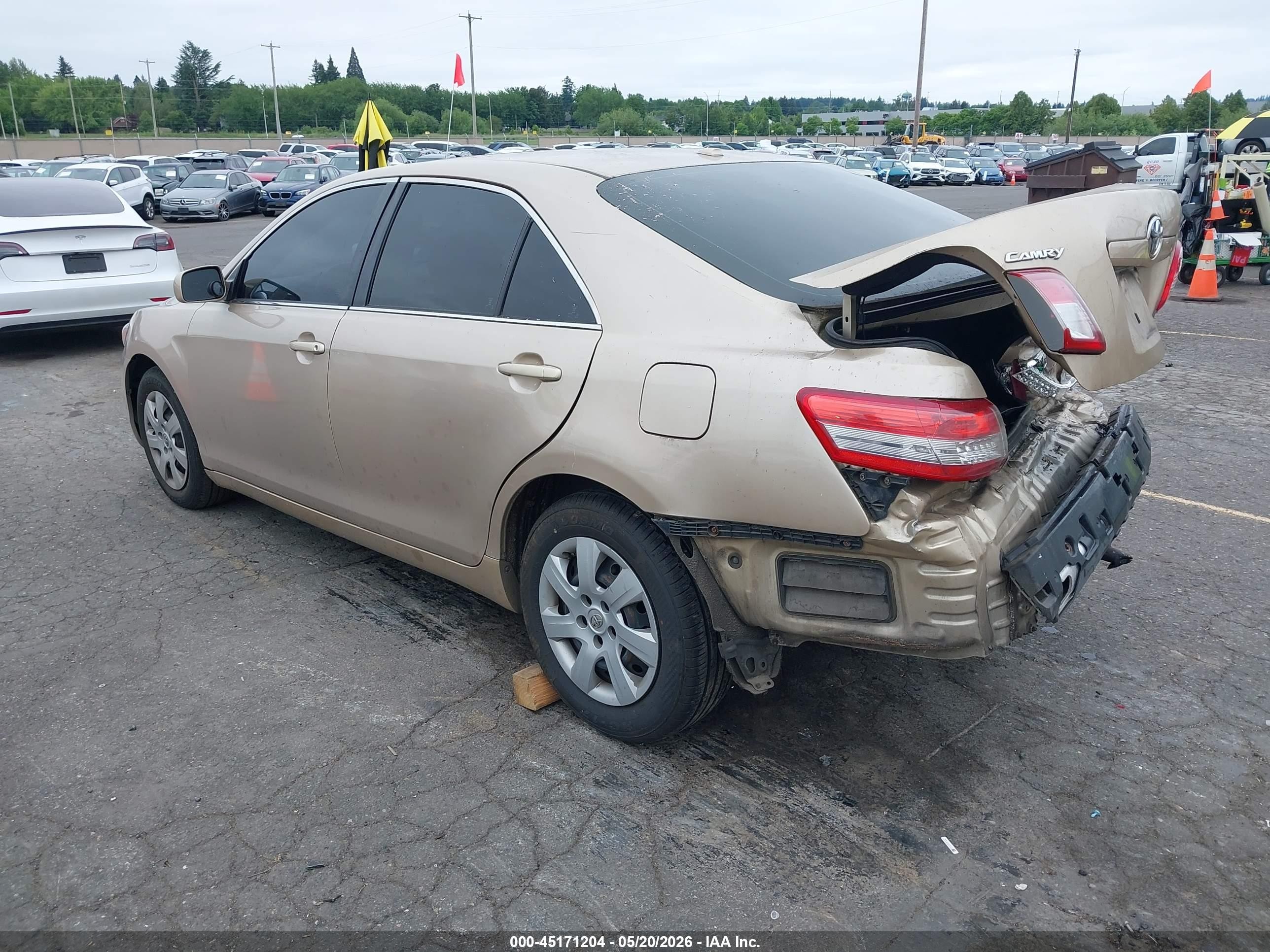 2011 Toyota Camry Le Gold vin: 4T1BF3EK5BU197483