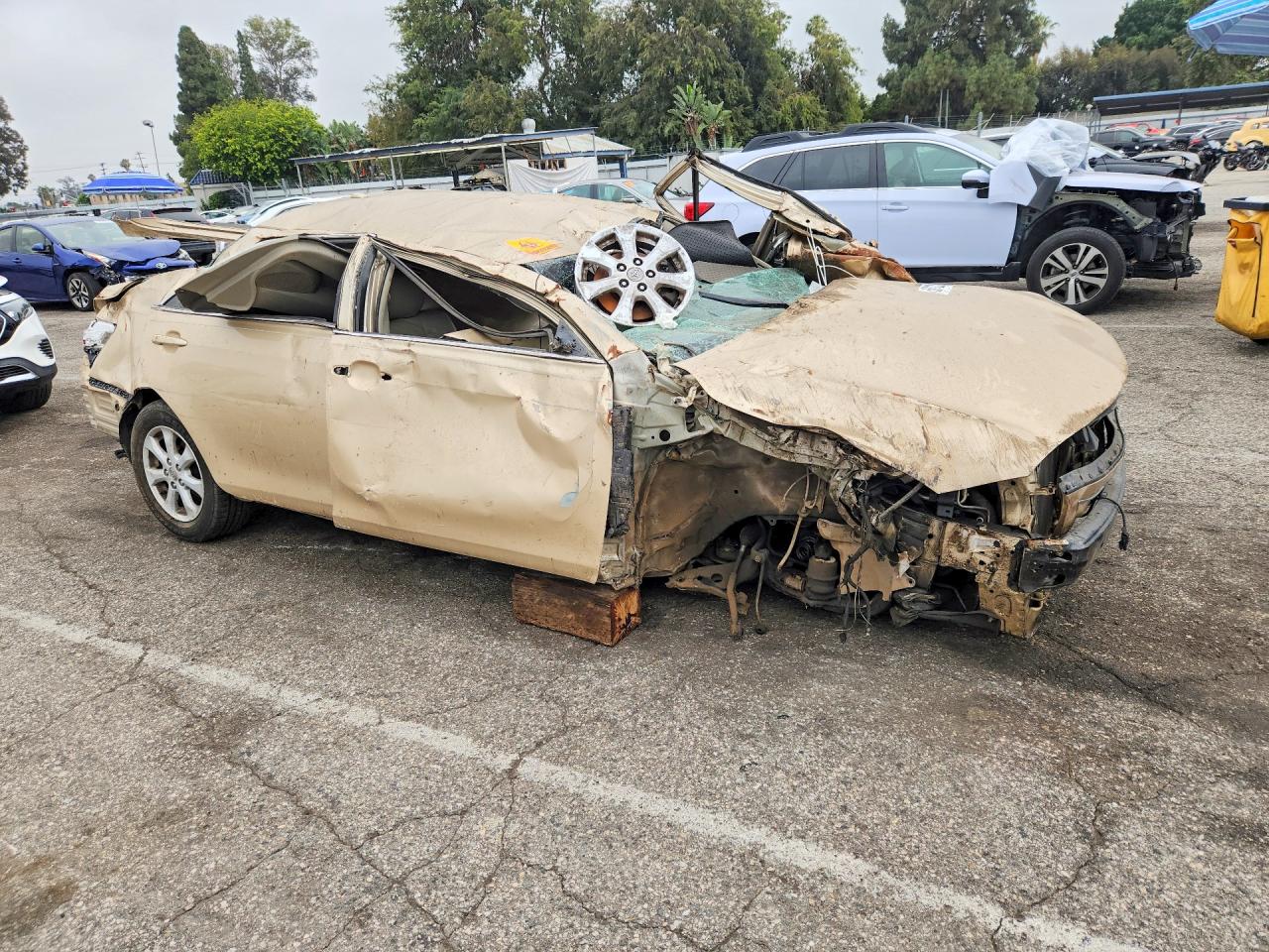 2011 Toyota Camry Le Gold vin: 4T1BF3EK5BU208966