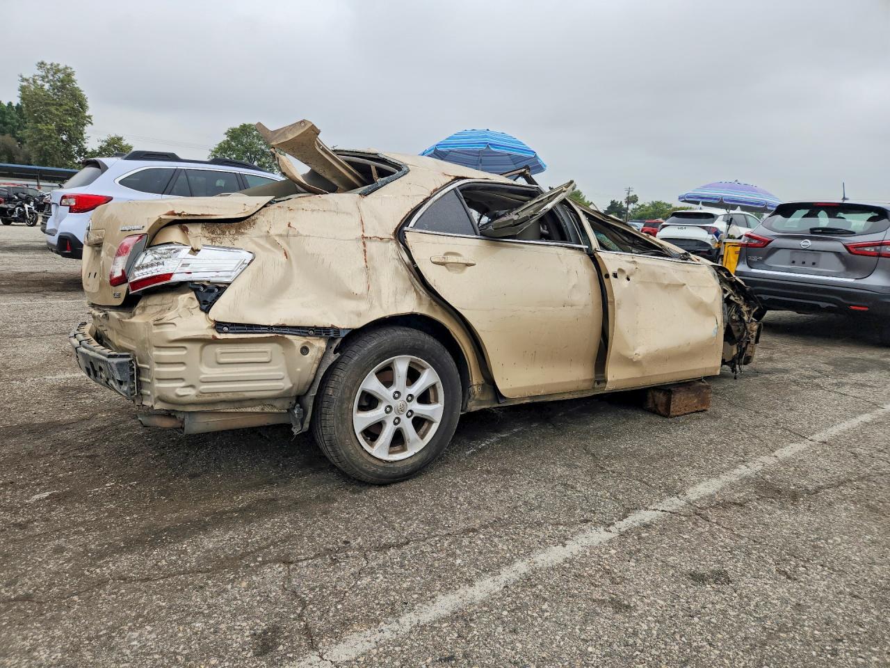 2011 Toyota Camry Le Gold vin: 4T1BF3EK5BU208966