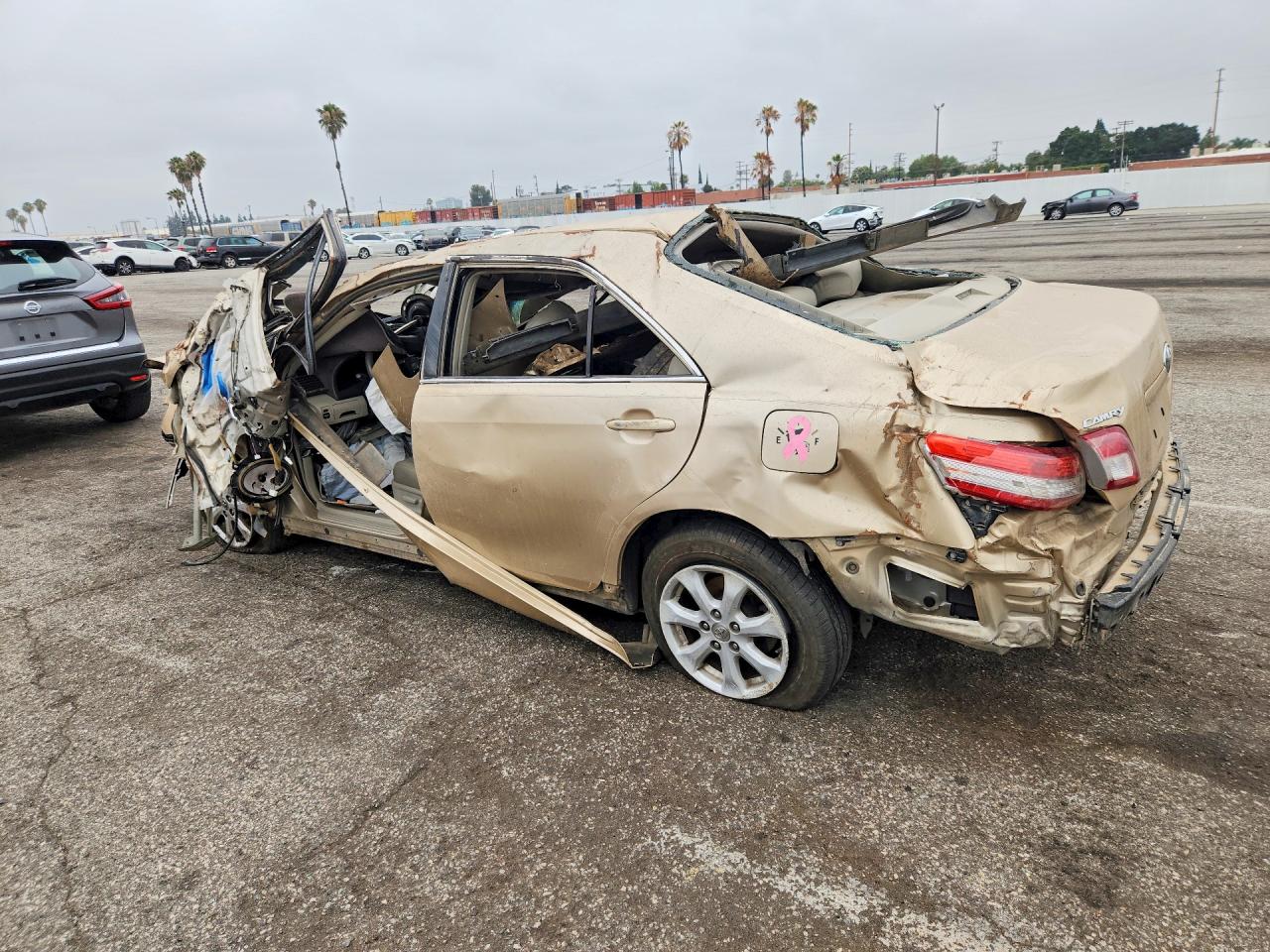 2011 Toyota Camry Le Gold vin: 4T1BF3EK5BU208966