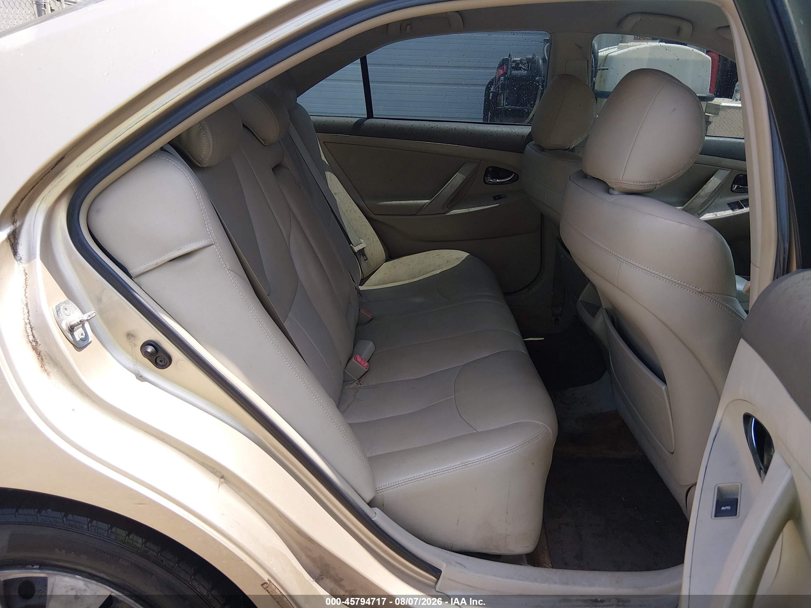 2011 Toyota Camry Le Gold vin: 4T1BF3EK5BU221801