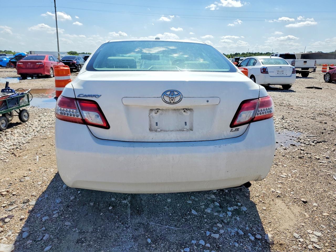 2011 Toyota Camry Le White vin: 4T1BF3EK5BU586575