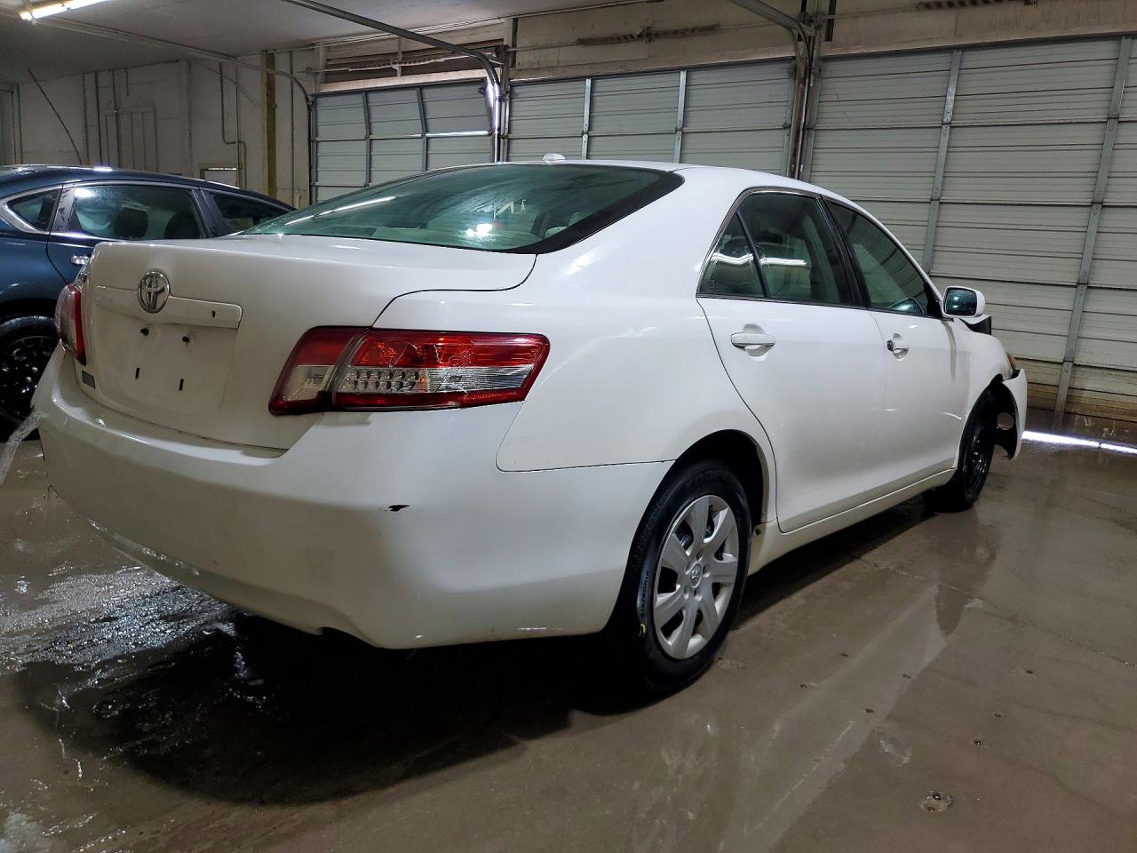 2011 Toyota Camry Base White vin: 4T1BF3EK5BU611135