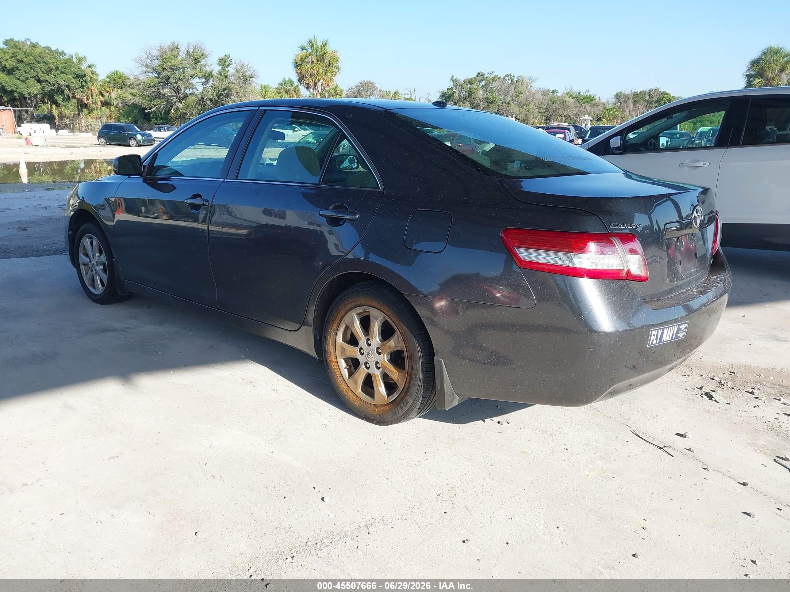 2011 Toyota Camry Le Gray vin: 4T1BF3EK5BU626704