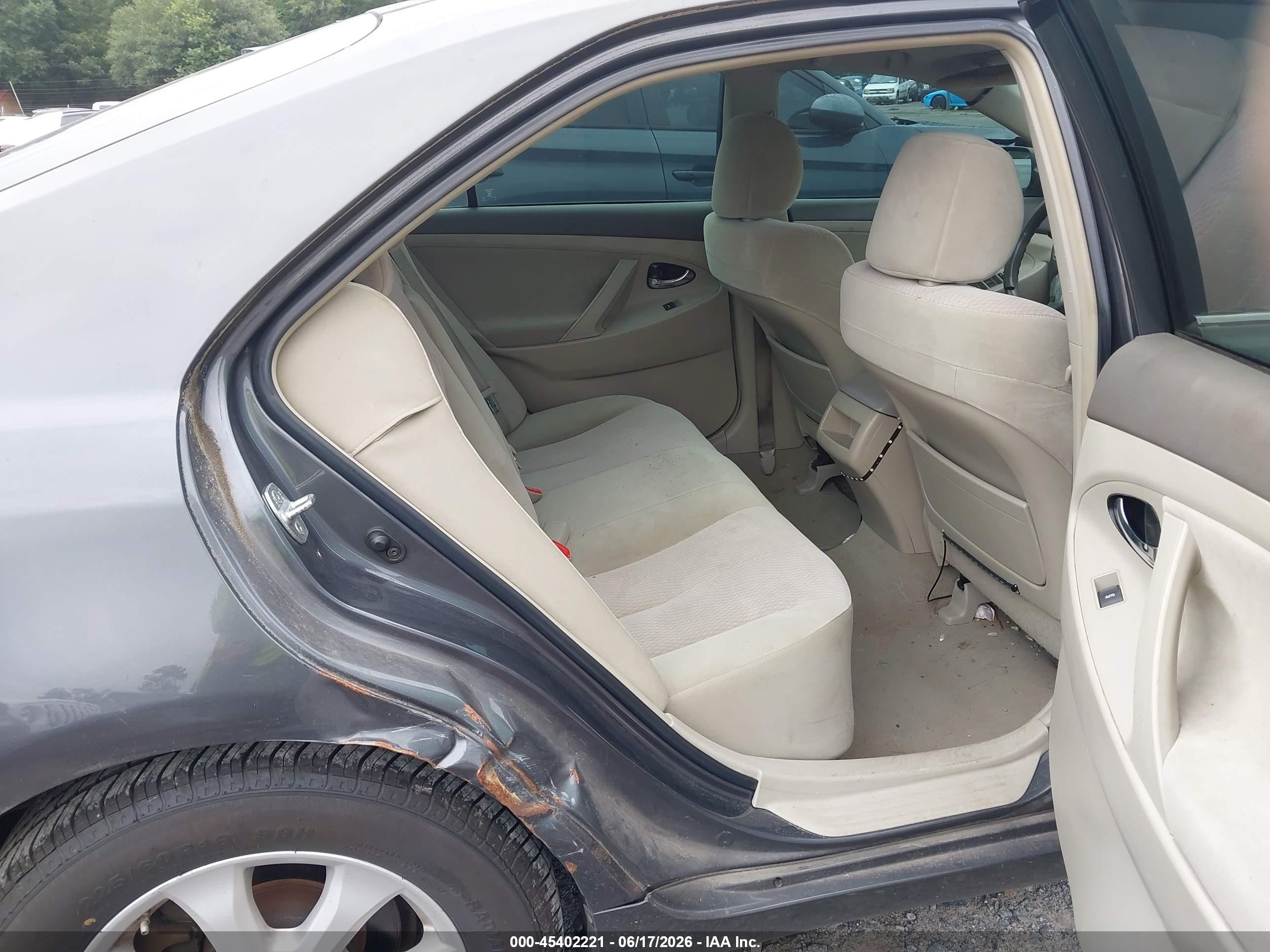 2011 Toyota Camry Le Gray vin: 4T1BF3EK5BU646192