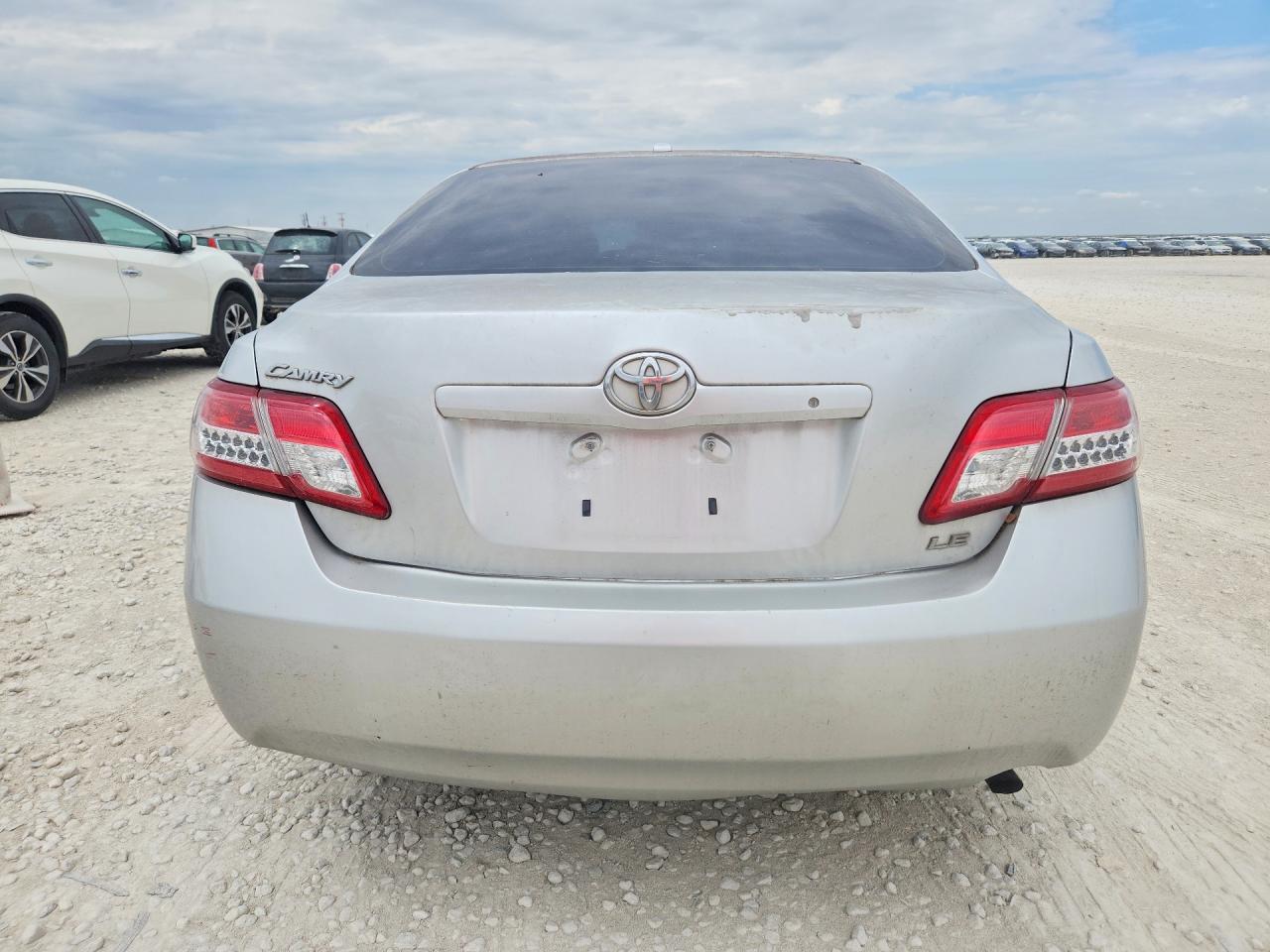2011 Toyota Camry Le Серебряный vin: 4T1BF3EK5BU684909