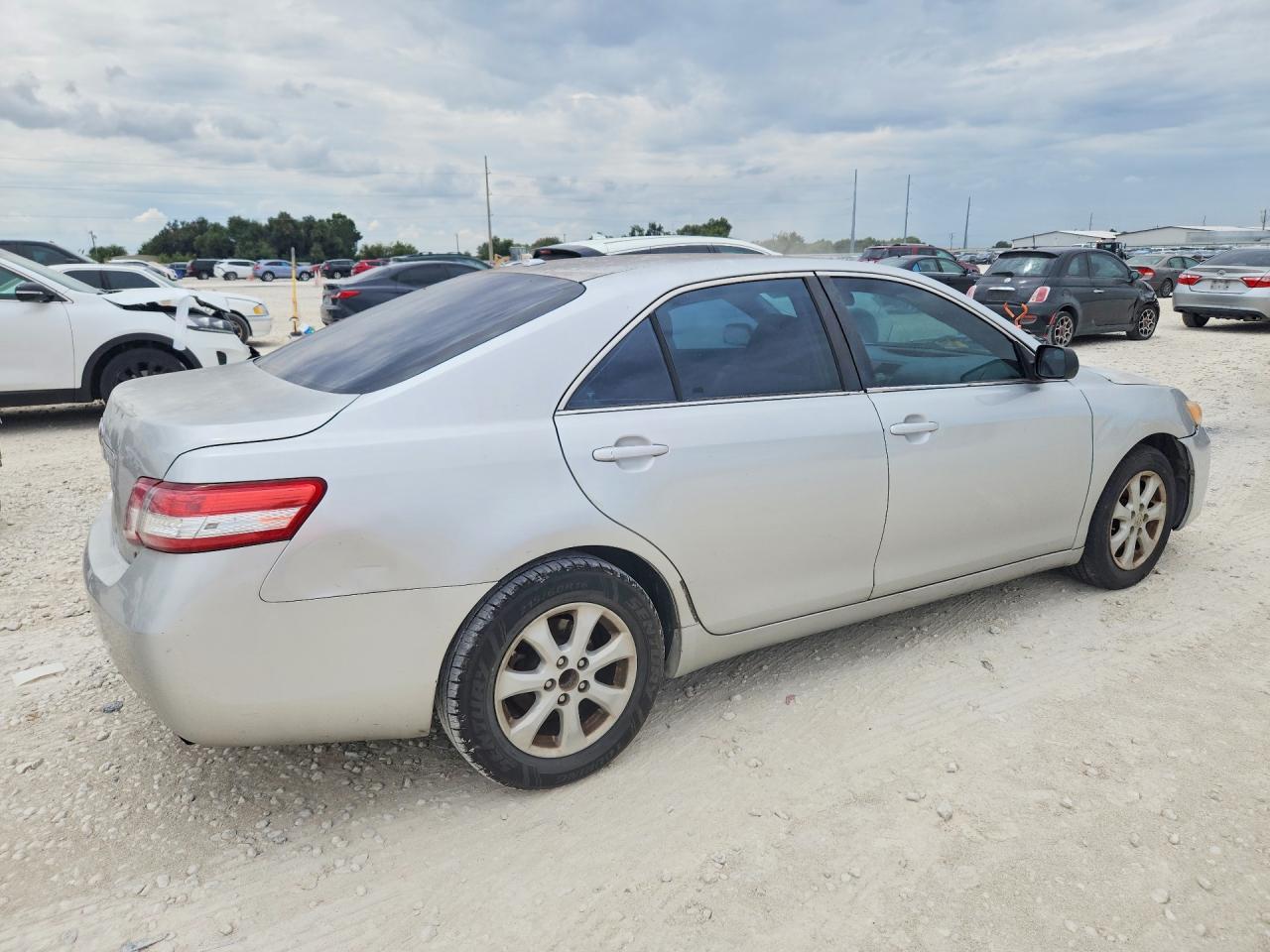 2011 Toyota Camry Le Серебряный vin: 4T1BF3EK5BU684909