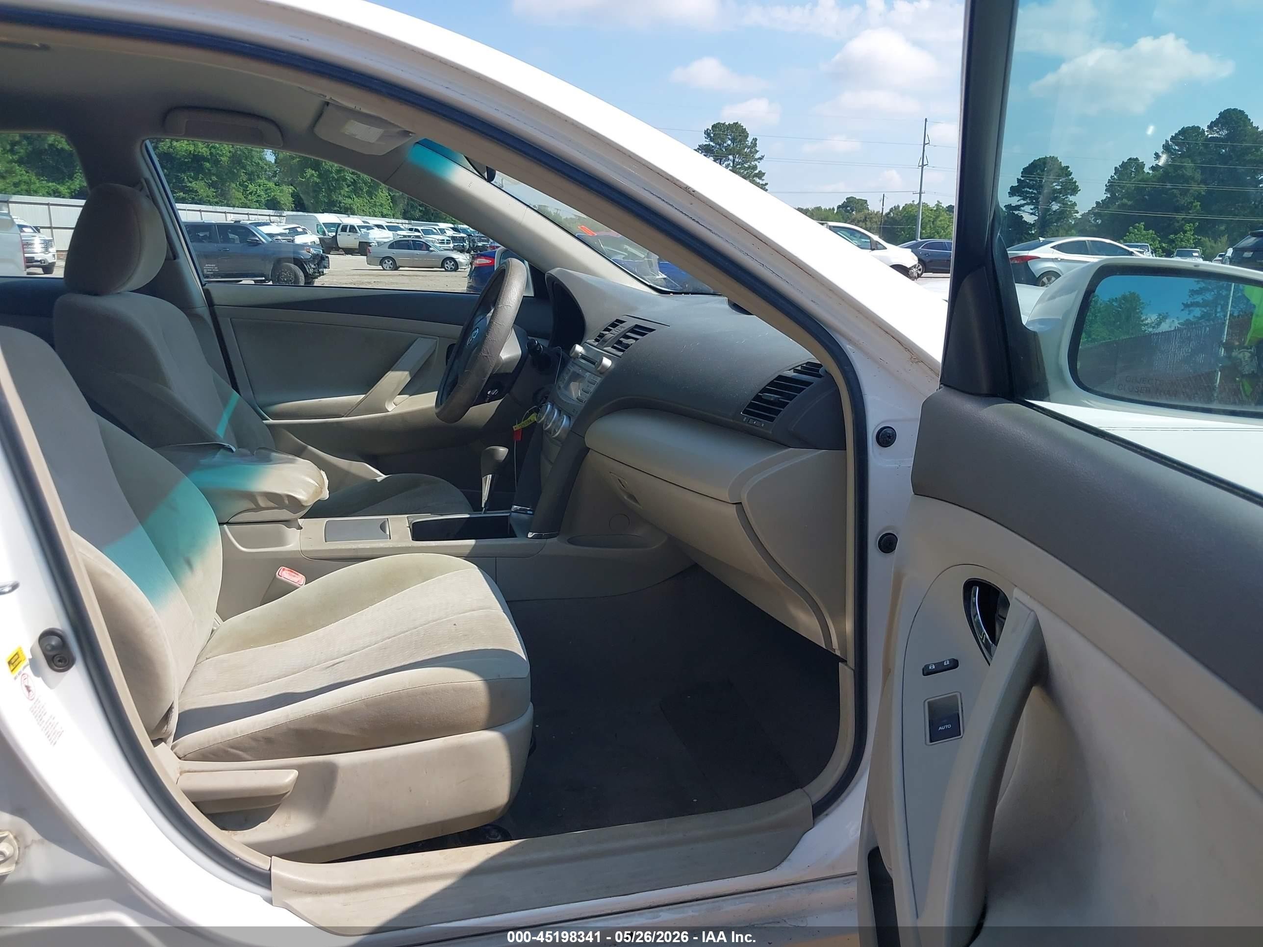 2011 Toyota Camry Le White vin: 4T1BF3EK5BU687101