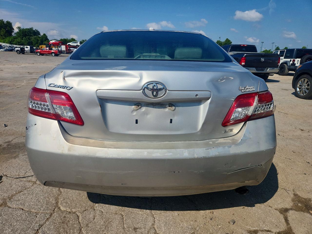 2011 Toyota Camry Le Silver vin: 4T1BF3EK5BU697806