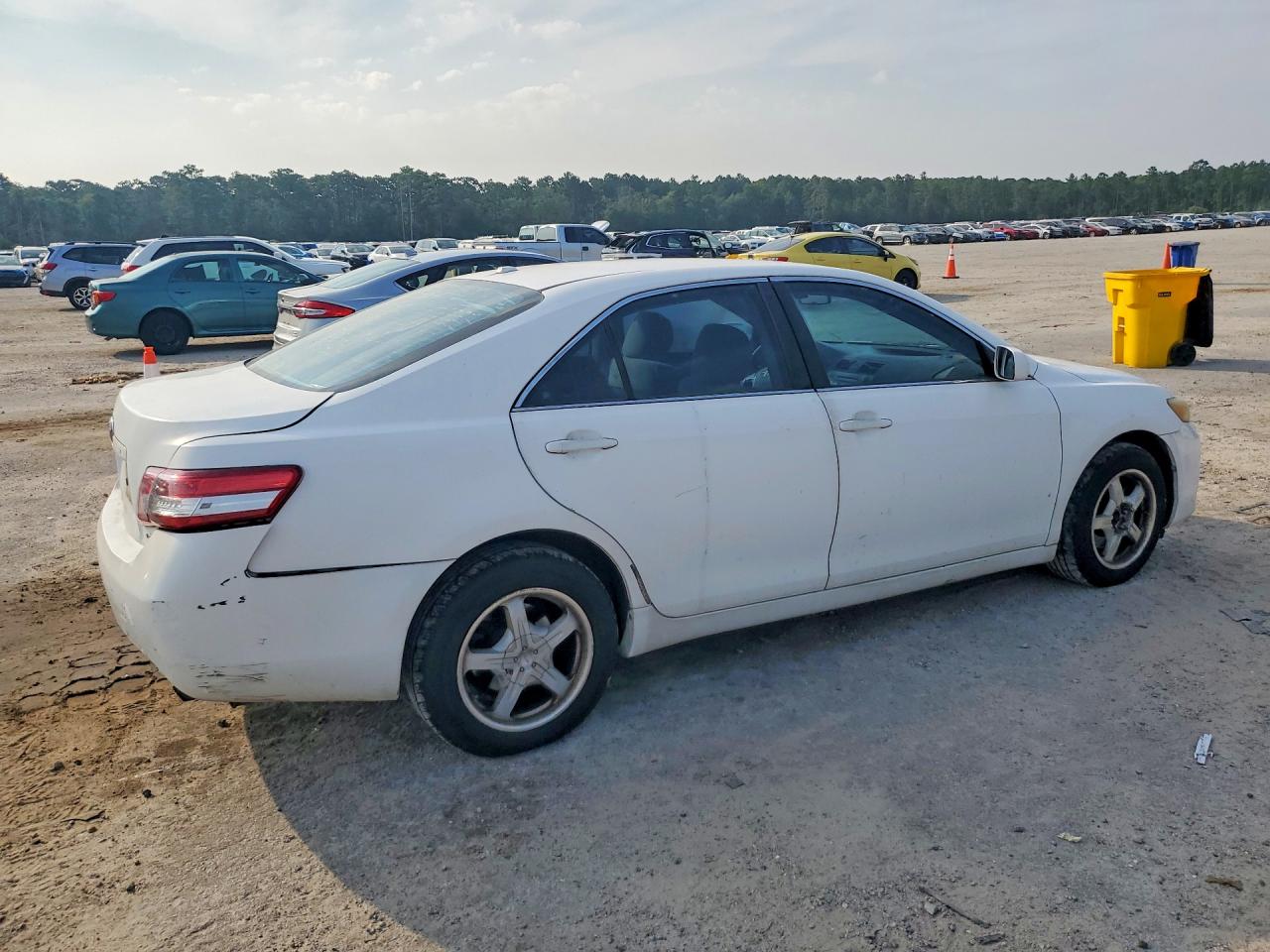 2010 Toyota Camry Le White vin: 4T1BF3EK6AU571839