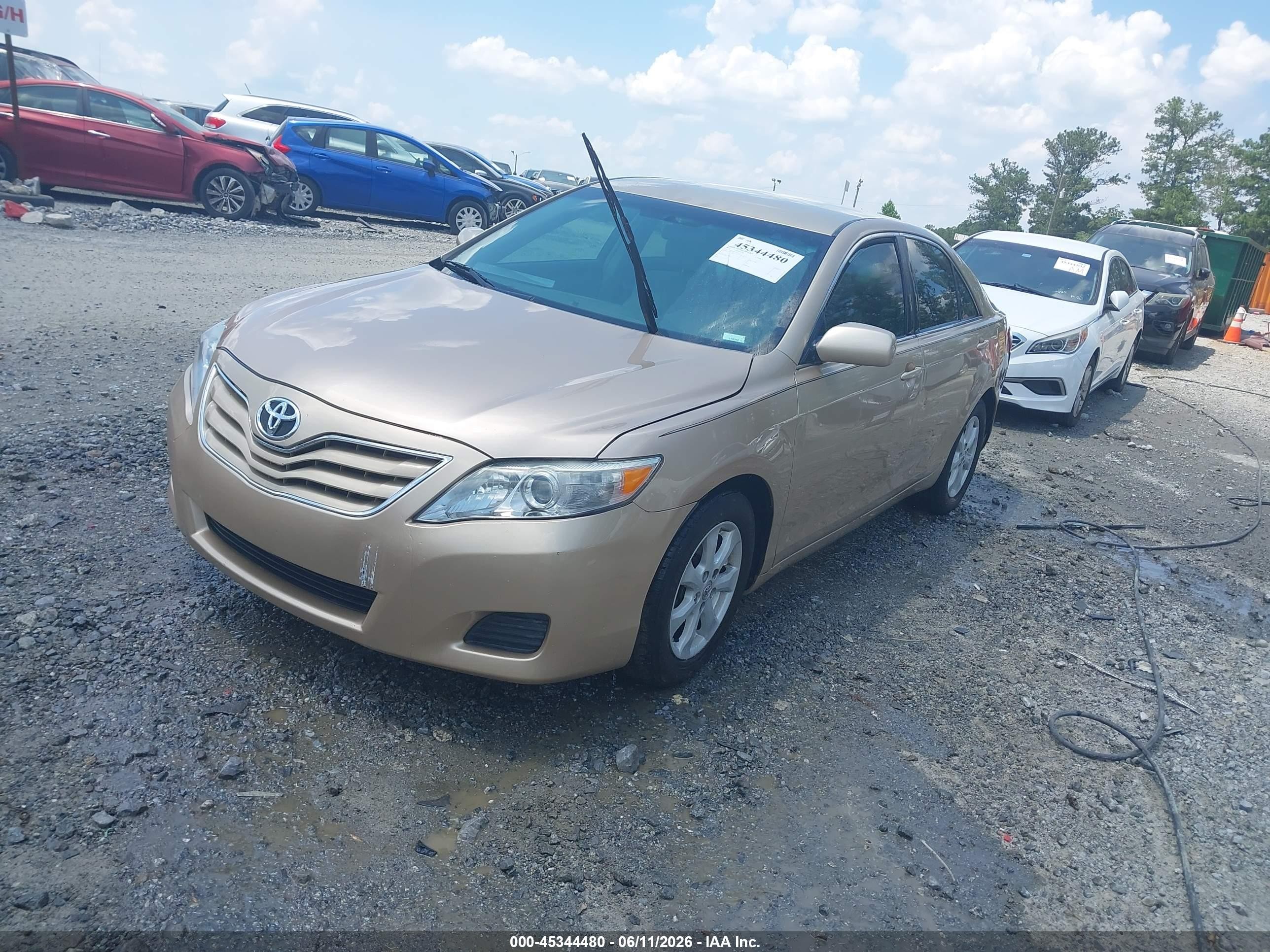2011 Toyota Camry Le Gold vin: 4T1BF3EK6BU131427