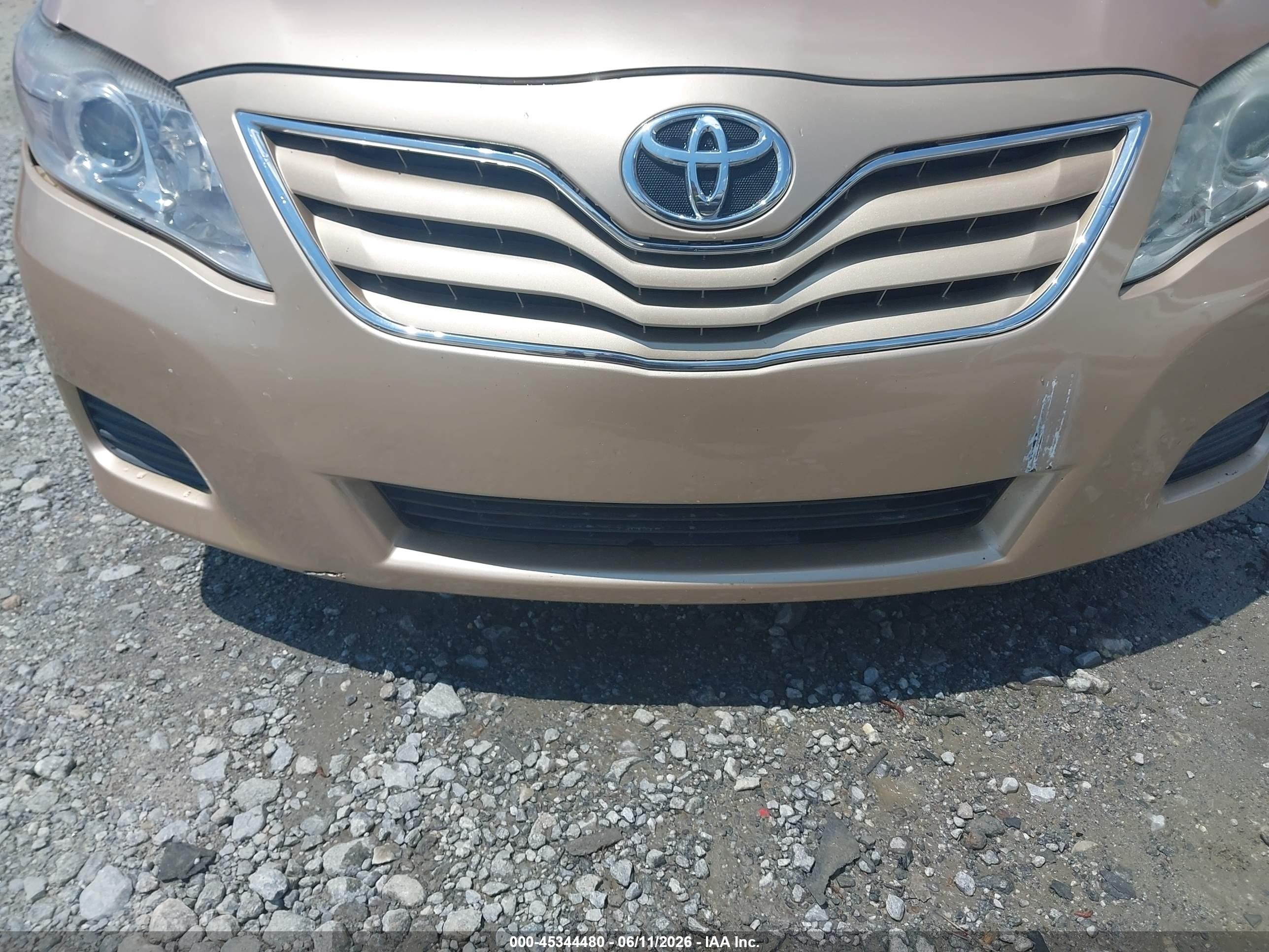 2011 Toyota Camry Le Gold vin: 4T1BF3EK6BU131427