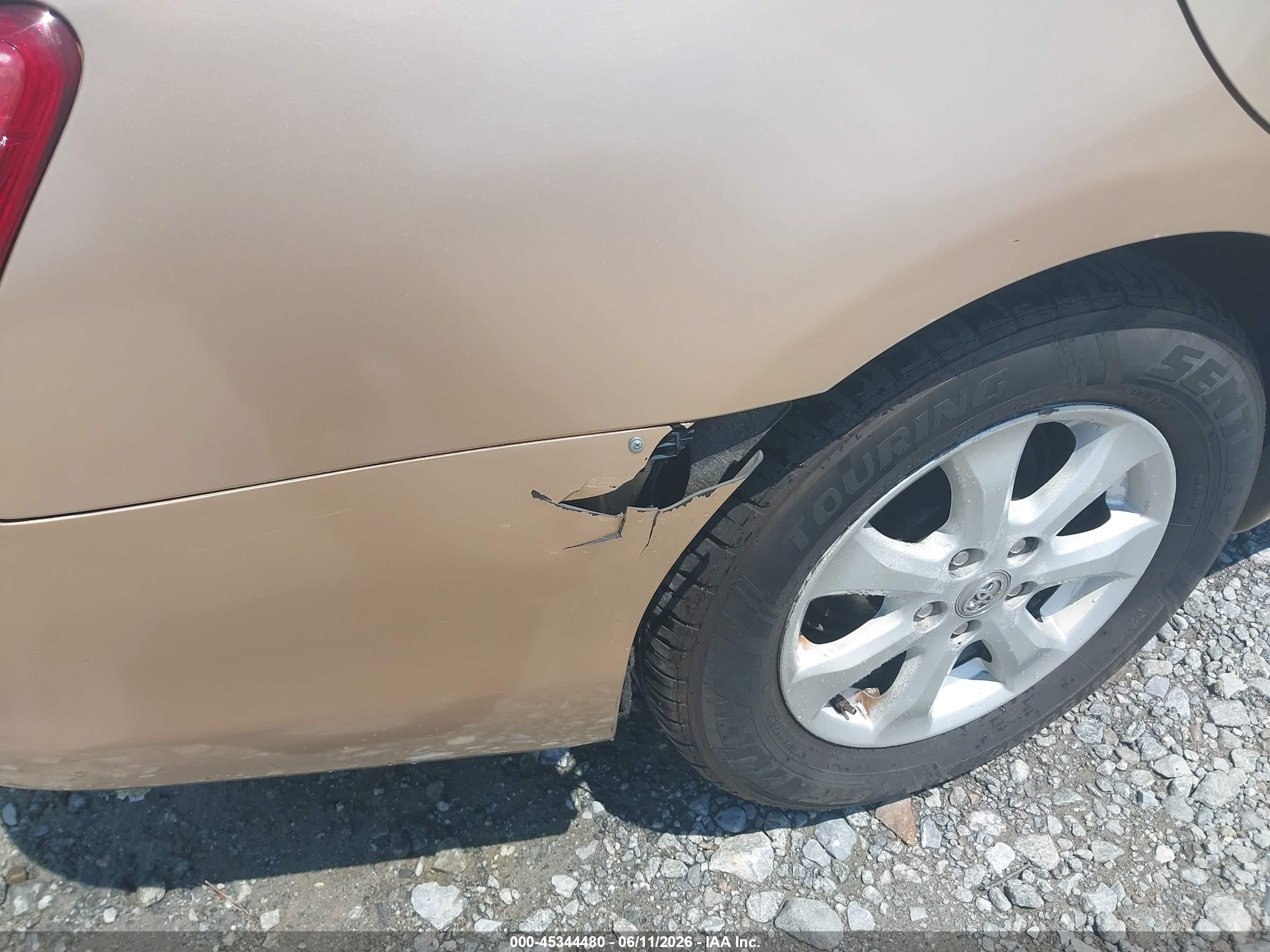 2011 Toyota Camry Le Gold vin: 4T1BF3EK6BU131427