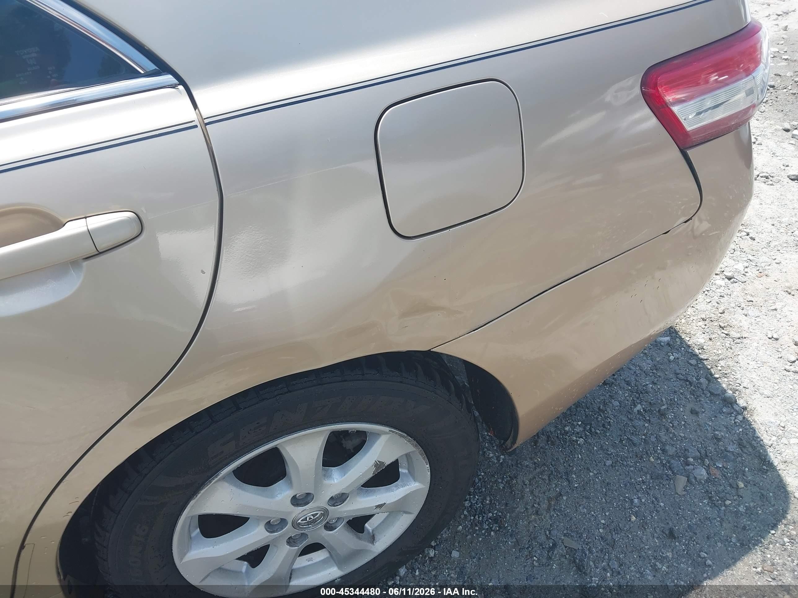 2011 Toyota Camry Le Gold vin: 4T1BF3EK6BU131427