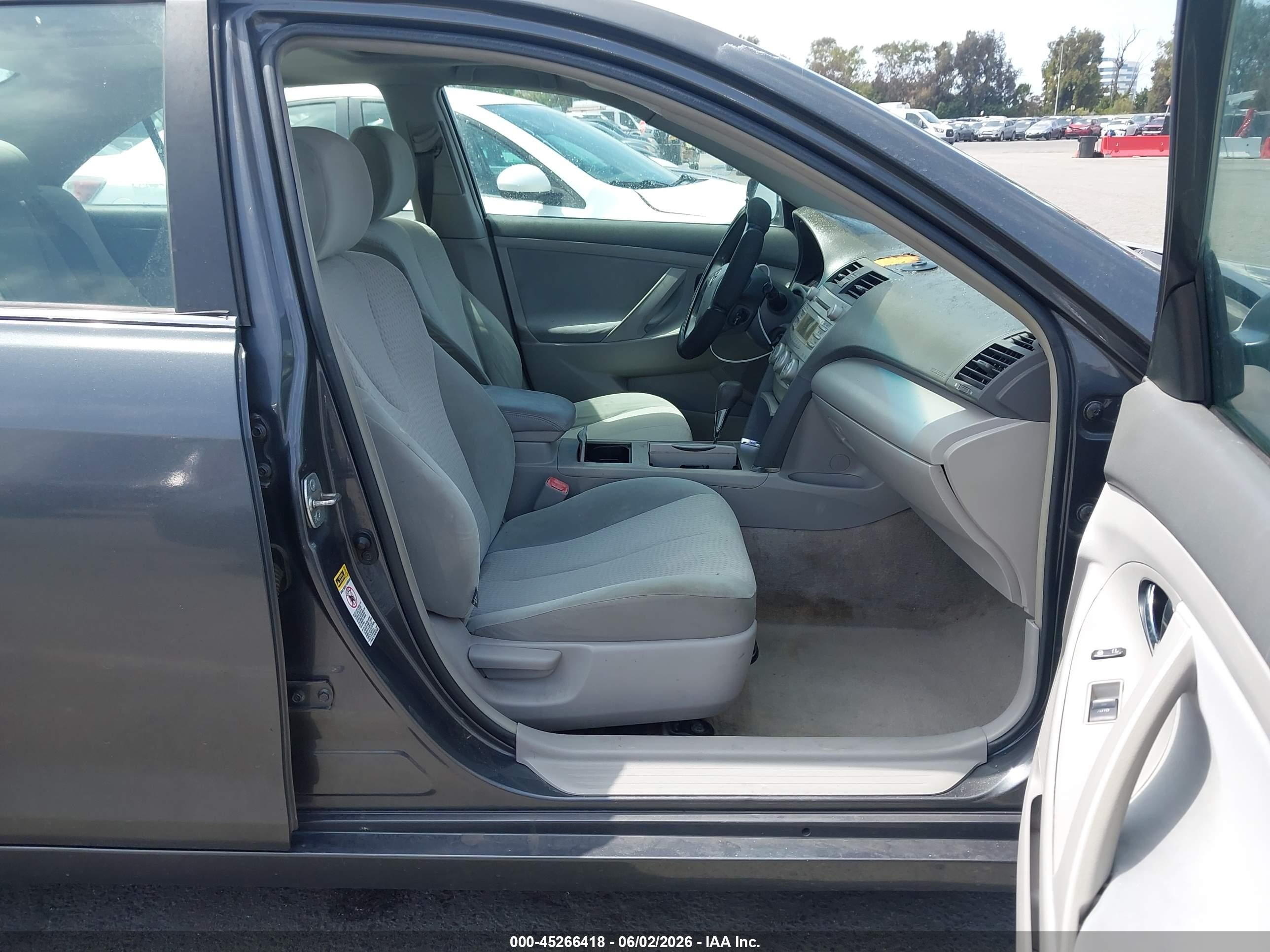 2011 Toyota Camry Le Gray vin: 4T1BF3EK6BU172494