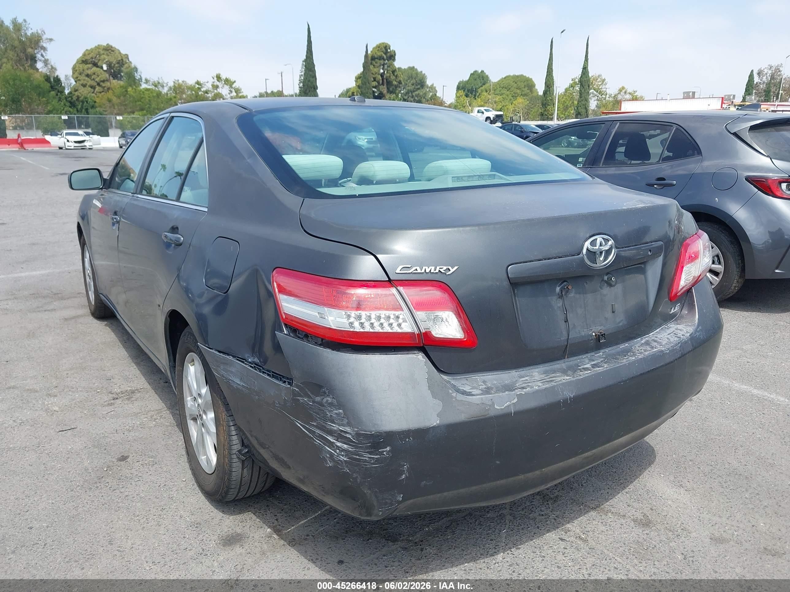 2011 Toyota Camry Le Gray vin: 4T1BF3EK6BU172494